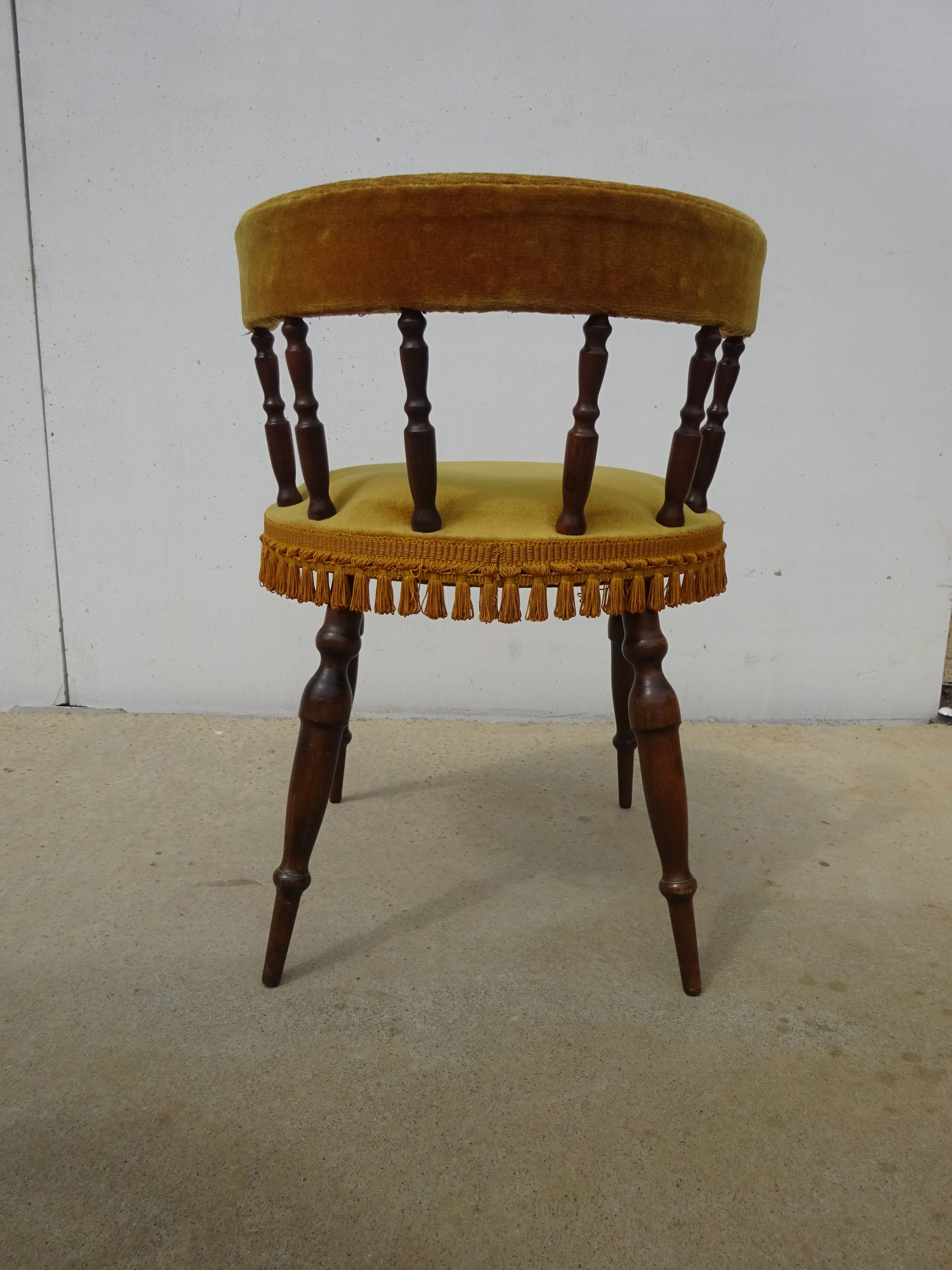 Chaise en noyer et velours franges assorties couleur or