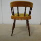 Chaise en noyer et velours franges assorties couleur or