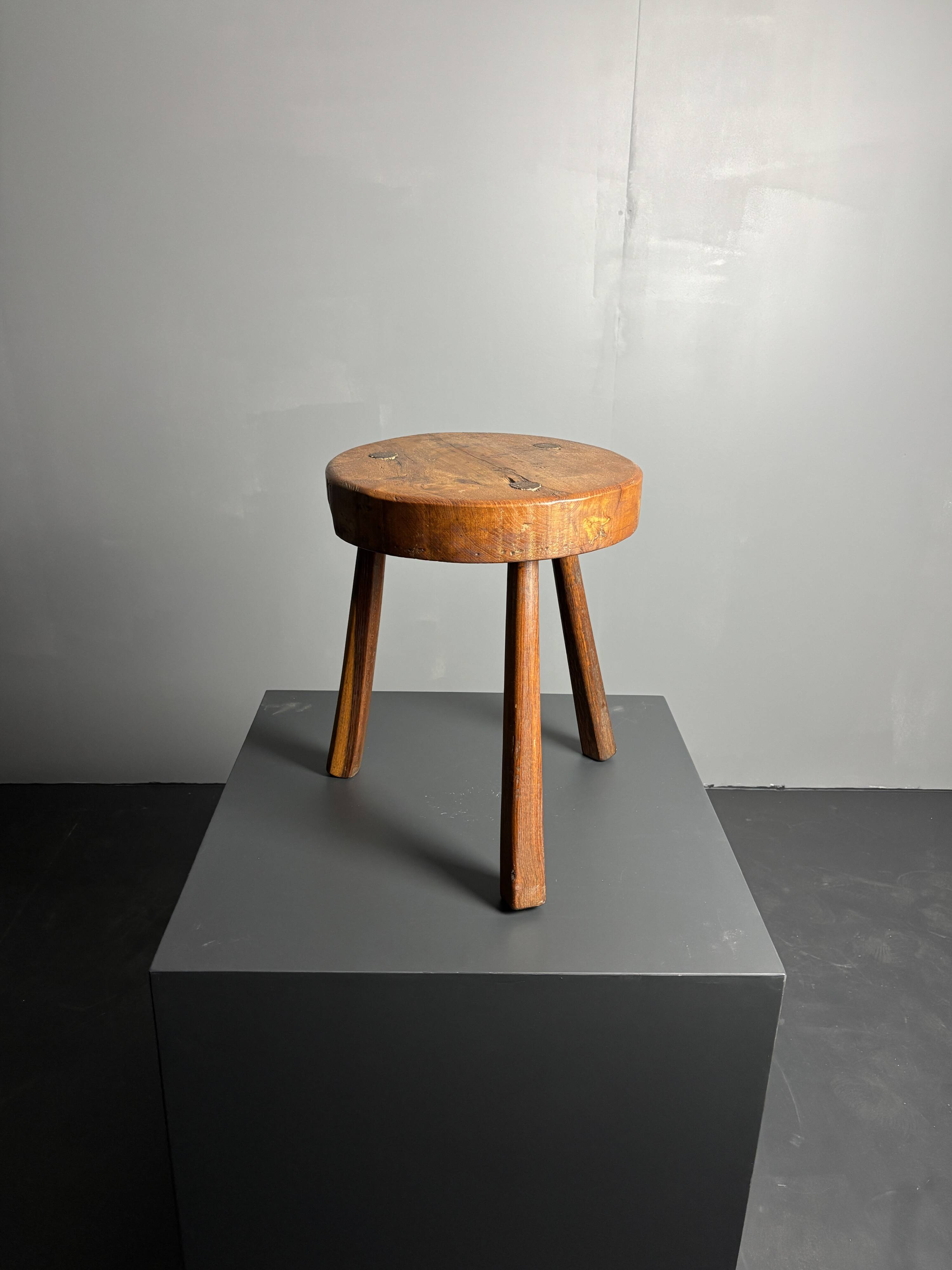 Tabouret de ferme rustique français massif de style brutaliste des années 1950