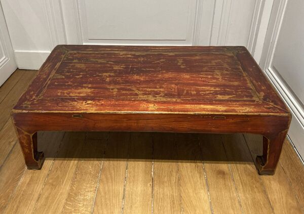 Table de lettré chinoise formant table basse ou bout de lit en orme teinté