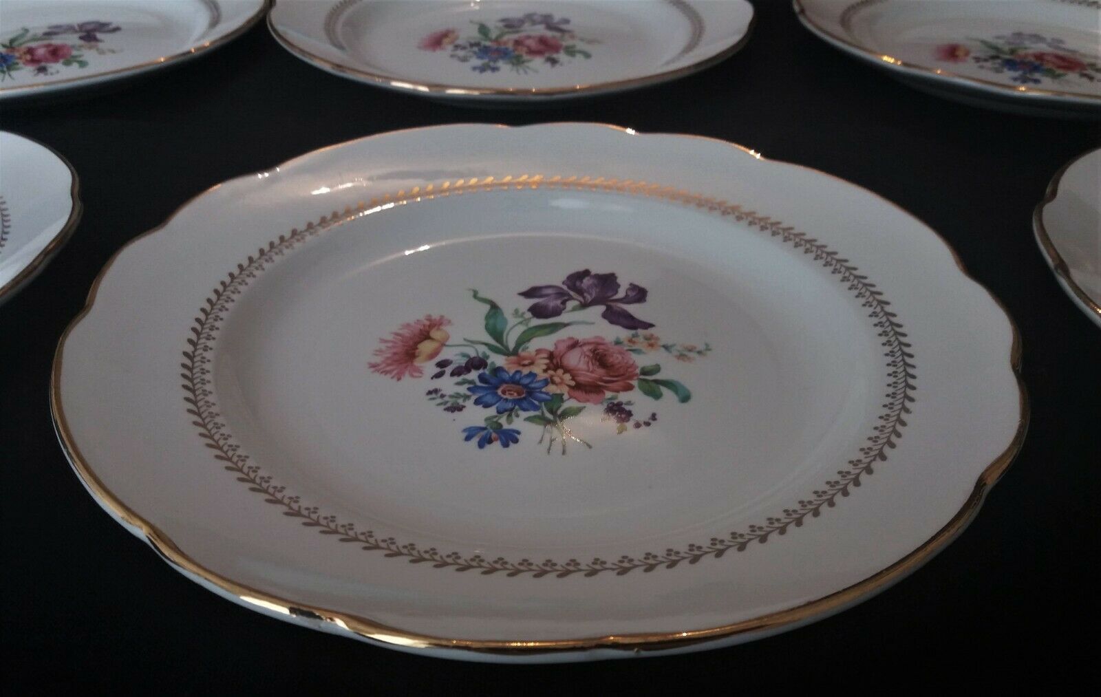 Series of eight flat plates Gien model Florence