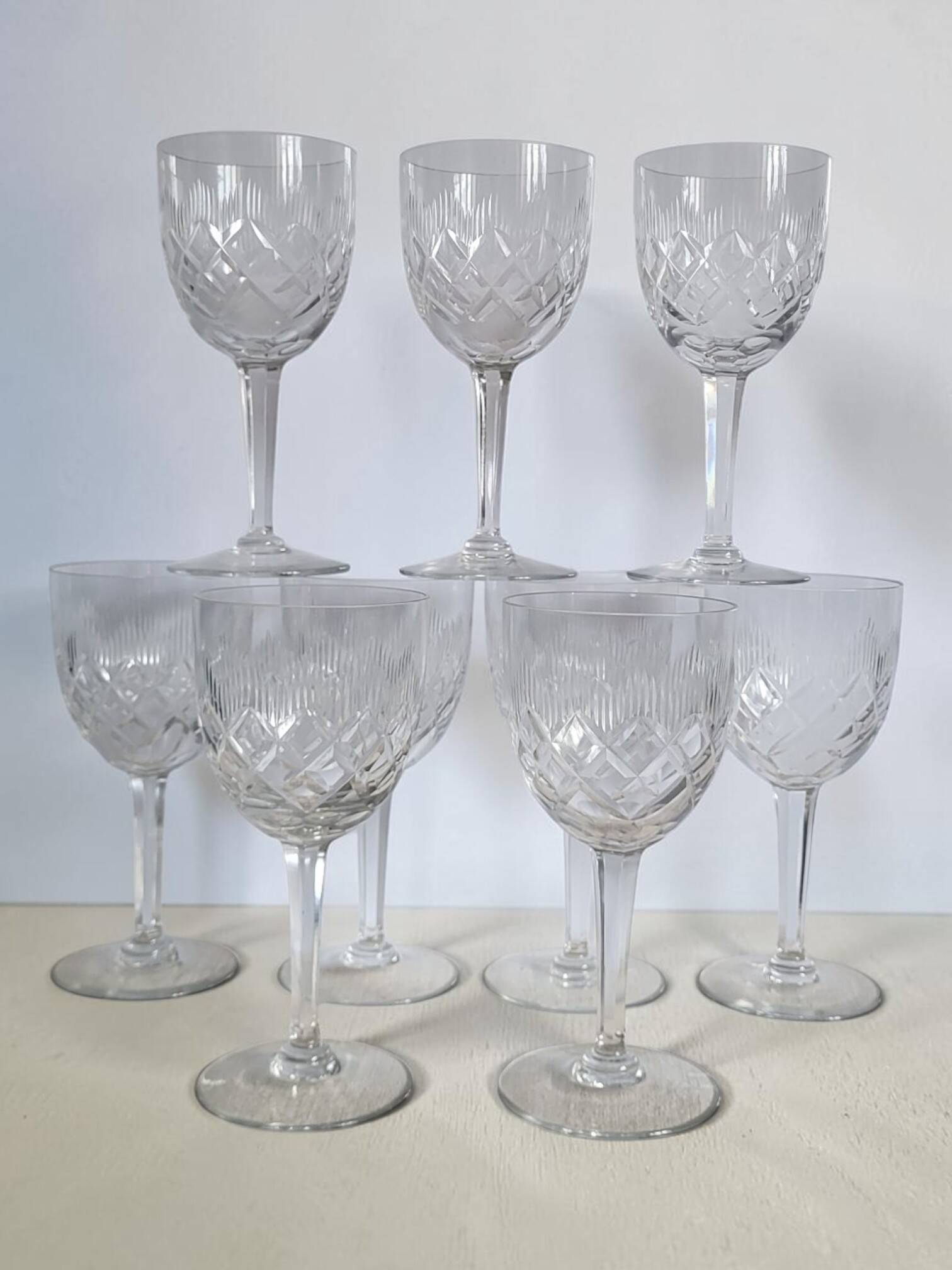 9 verres à vin / eau en cristal taillé