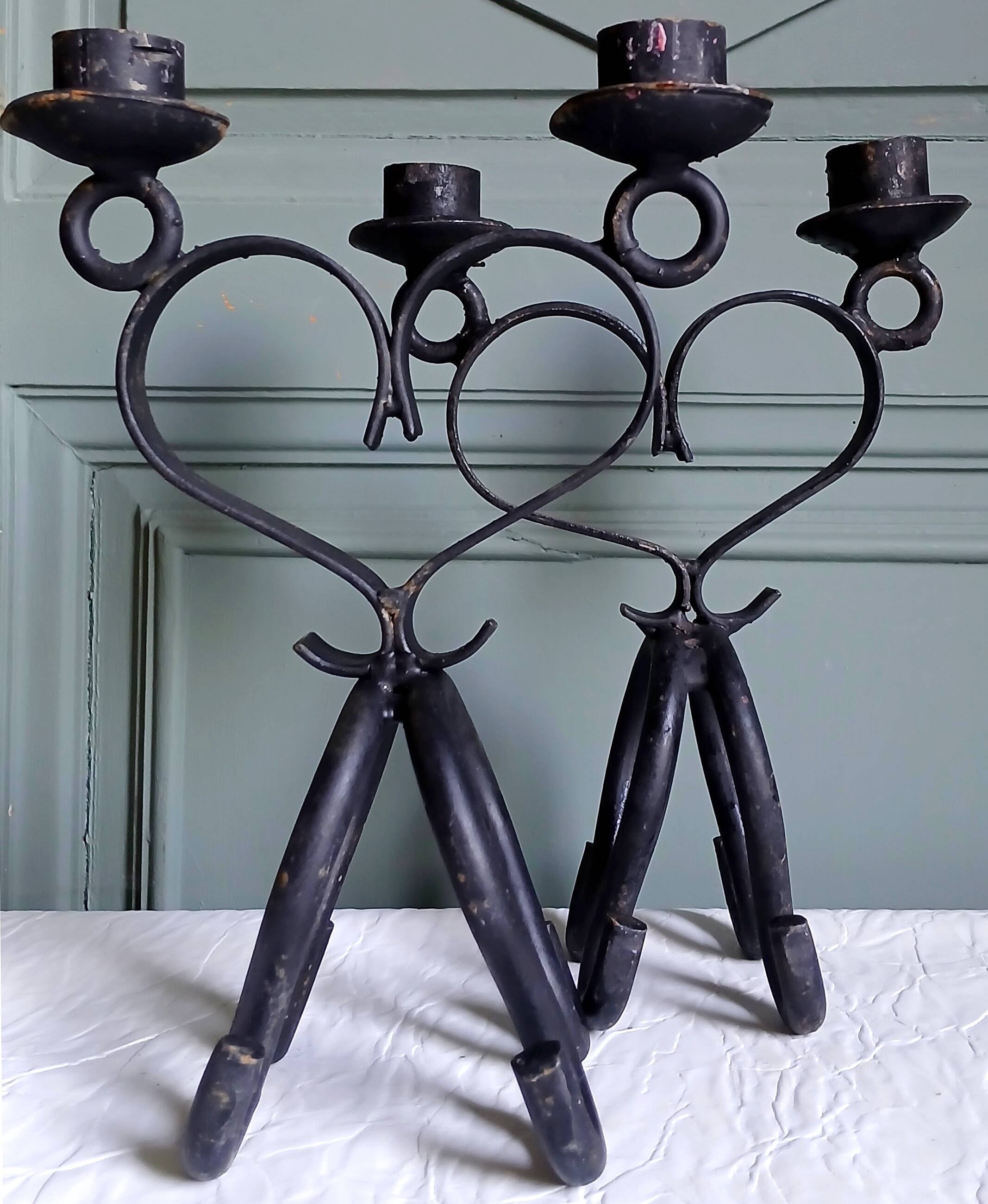 2 double brutalist candle holders in hand-forged iron. Folk art 1960.