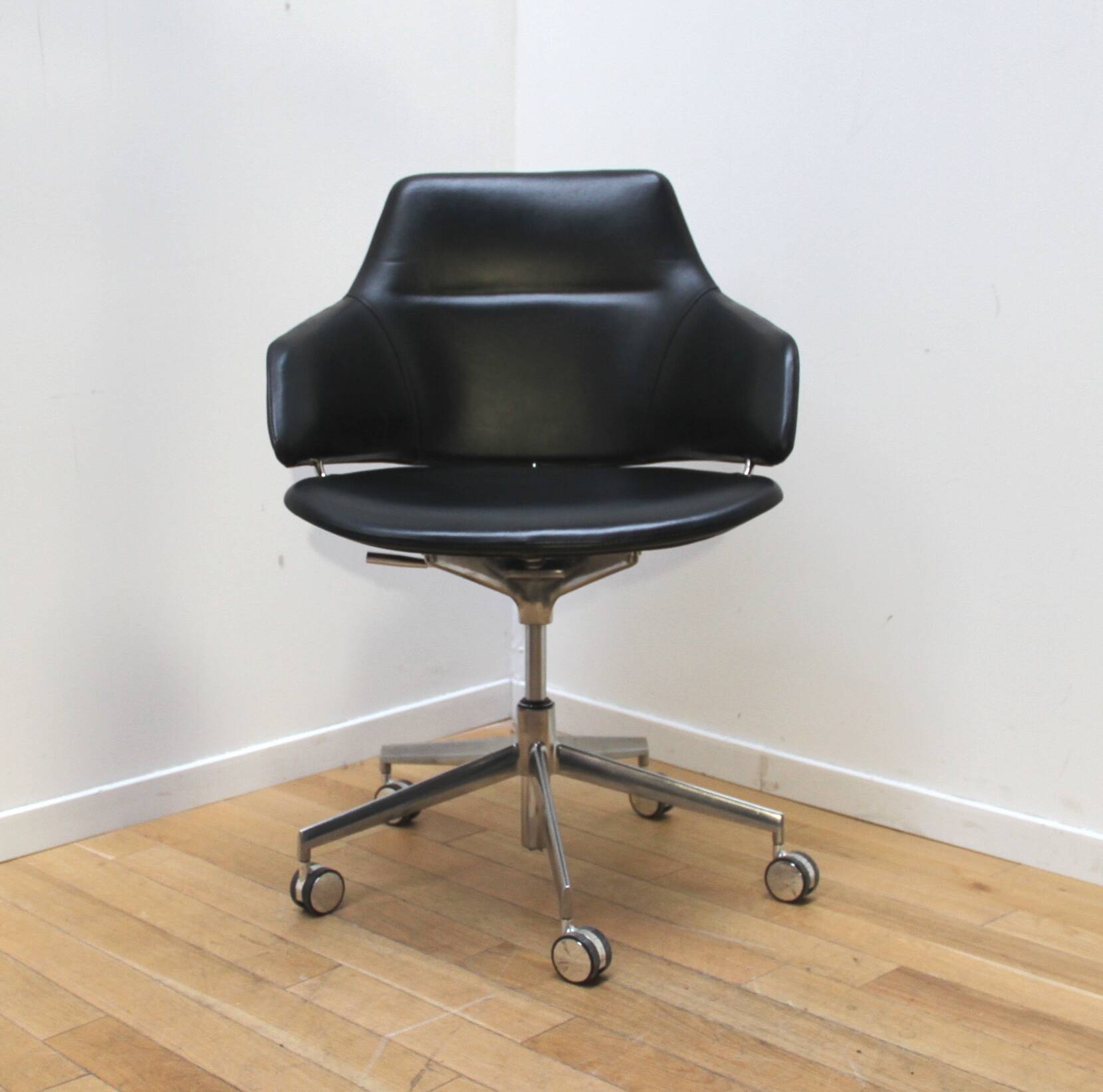 Pair of office chairs, Arper