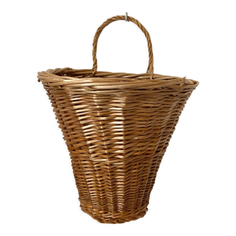 Braided wicker wall basket