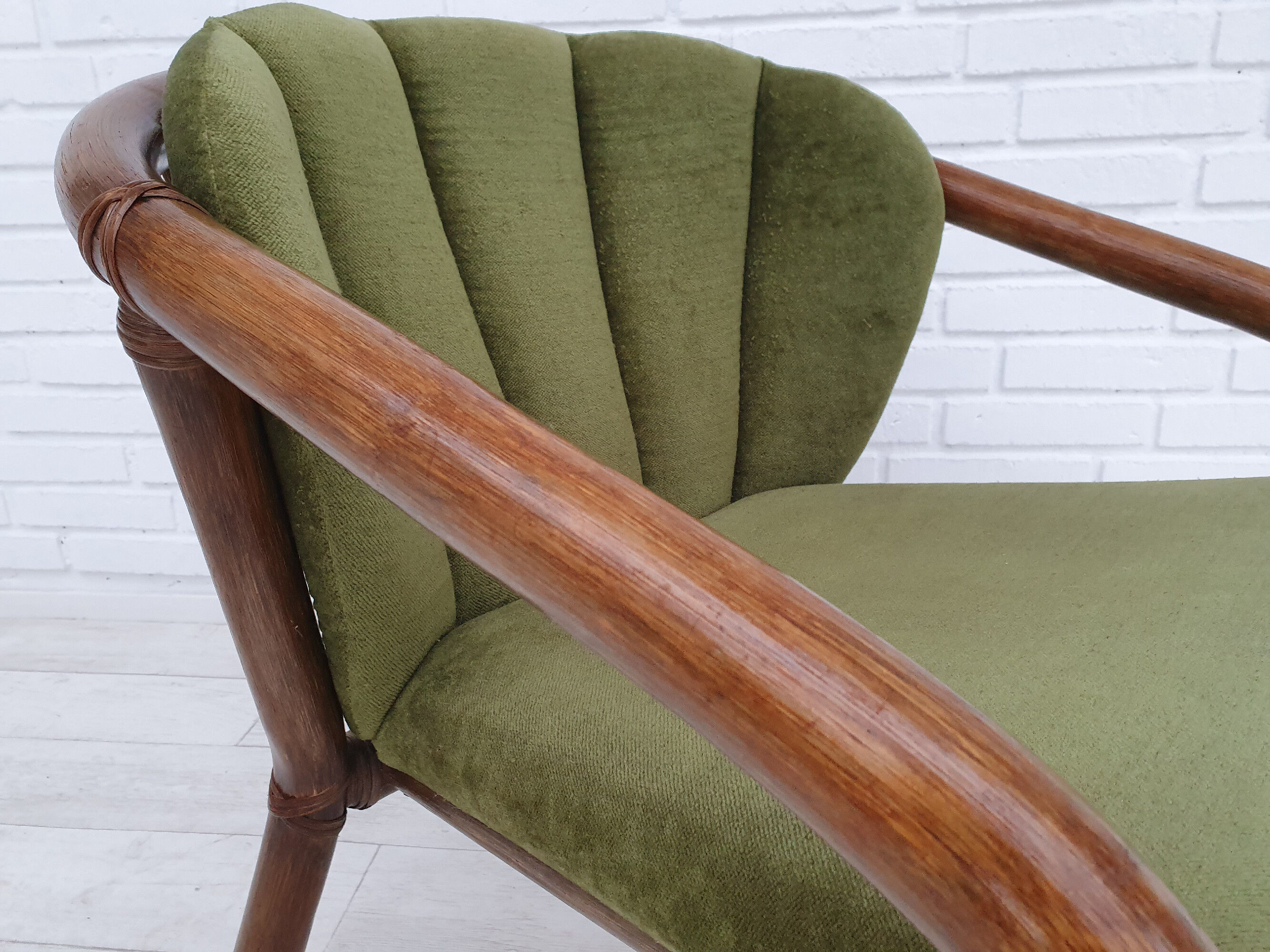 Fauteuil danois, rotin, velours, années 70