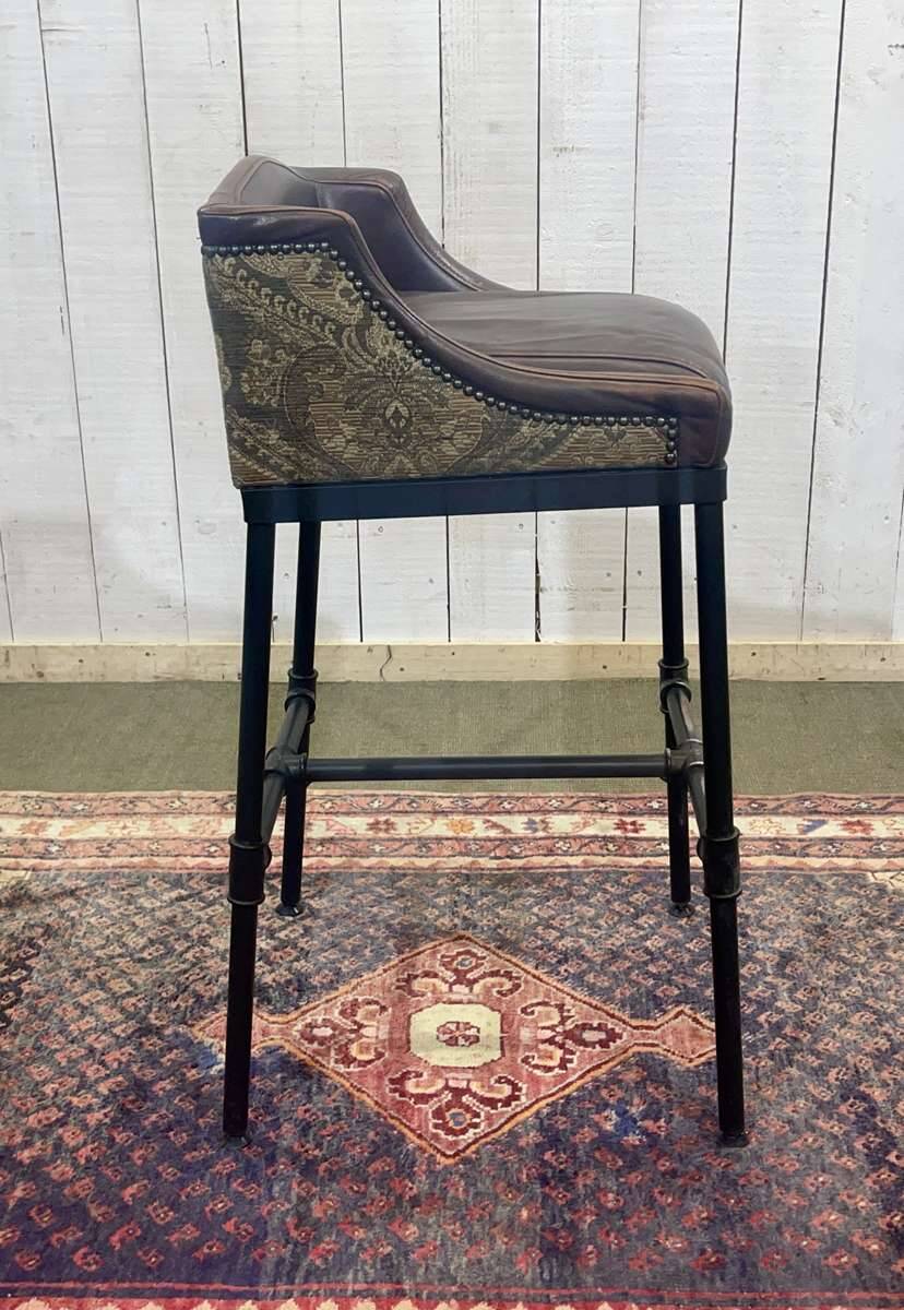 Série de 5 tabourets style industriel en métal et cuir, travail moderne