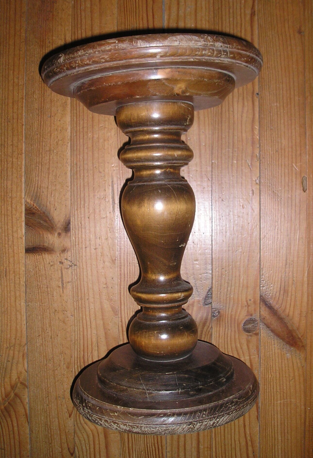 Varnished wooden sellette