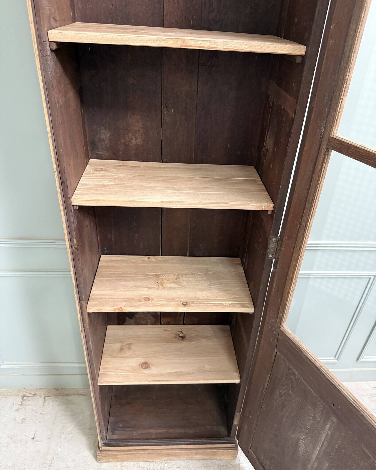 High glass-fronted oak cabinet (renovated)