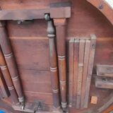 Round table in molded and carved oak with quill decoration, central shaft with 4 runners
