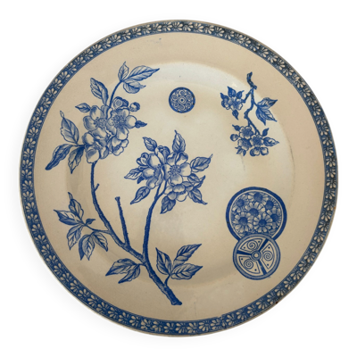 Assiette plate ancienne en terre de fer bleu clair modèle Marguerite