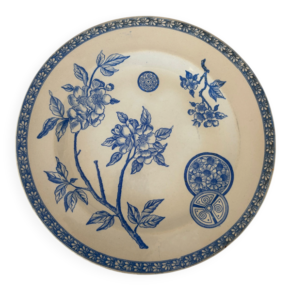 Assiette plate ancienne en terre de fer bleu clair modèle Marguerite