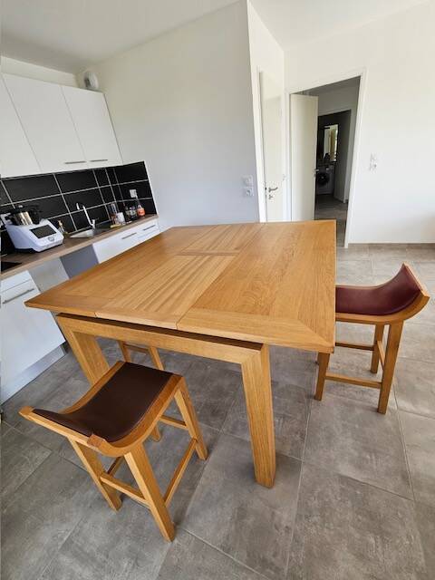 Table haute en bois massif extensible + 4 tabourets