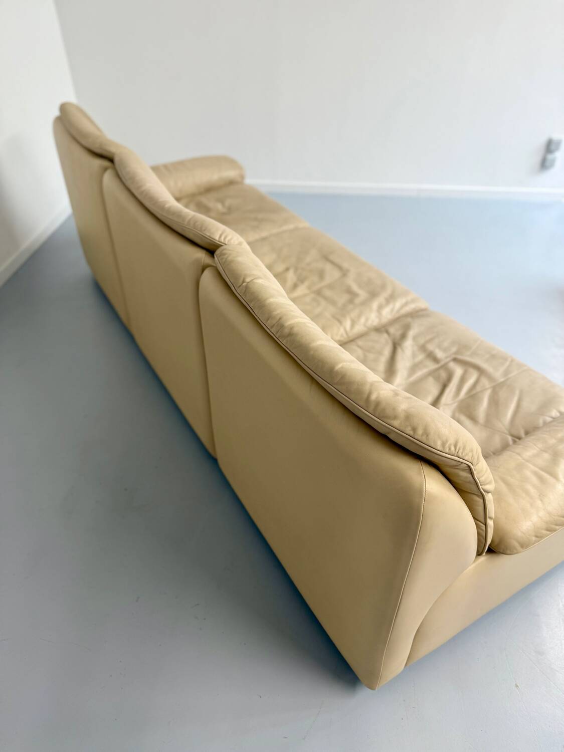 Old 3-seater beige leather sofa designed by Carl Larsson De Sede, vintage 80s