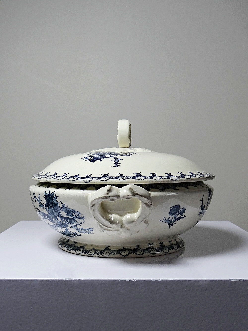 Antique soup tureen 1890-1910 opaque porcelain ironstone Gien Chardons model