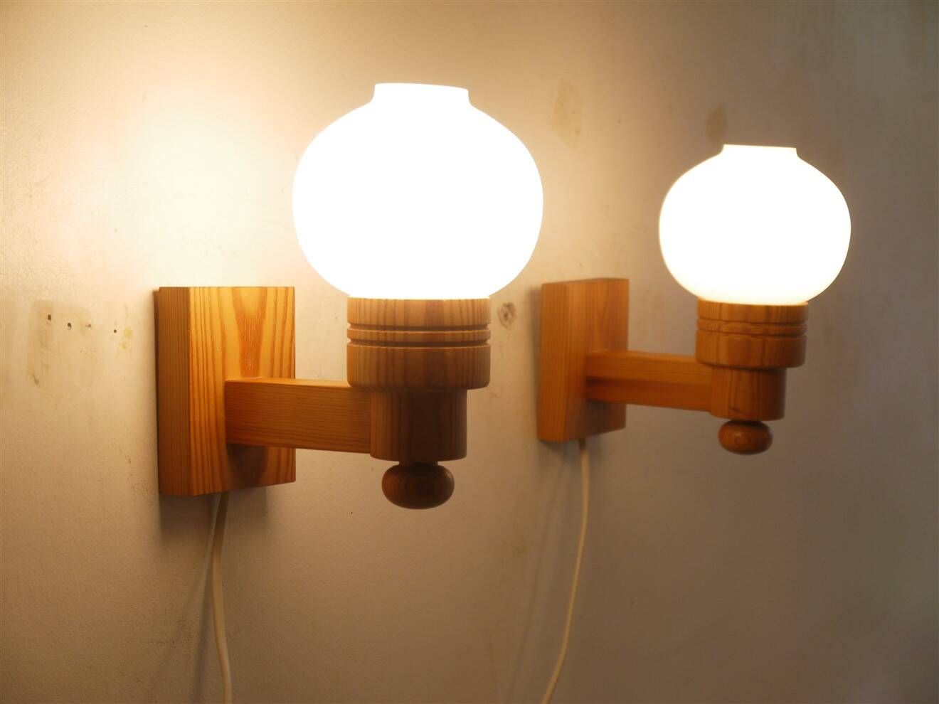 Paire d'applique scandinave en bois et verre opalin