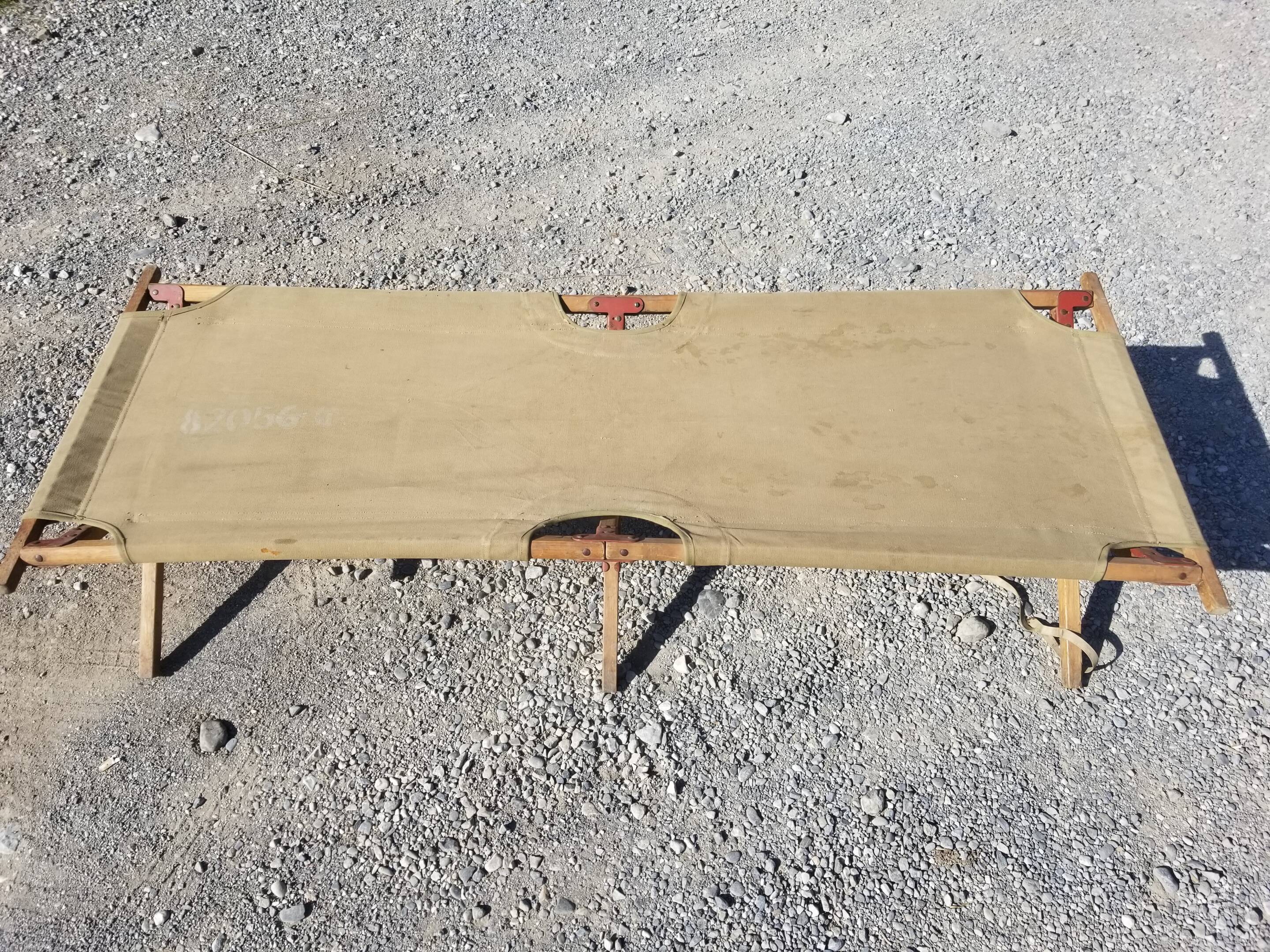 Ancien lit de camp militaire en bois et toile