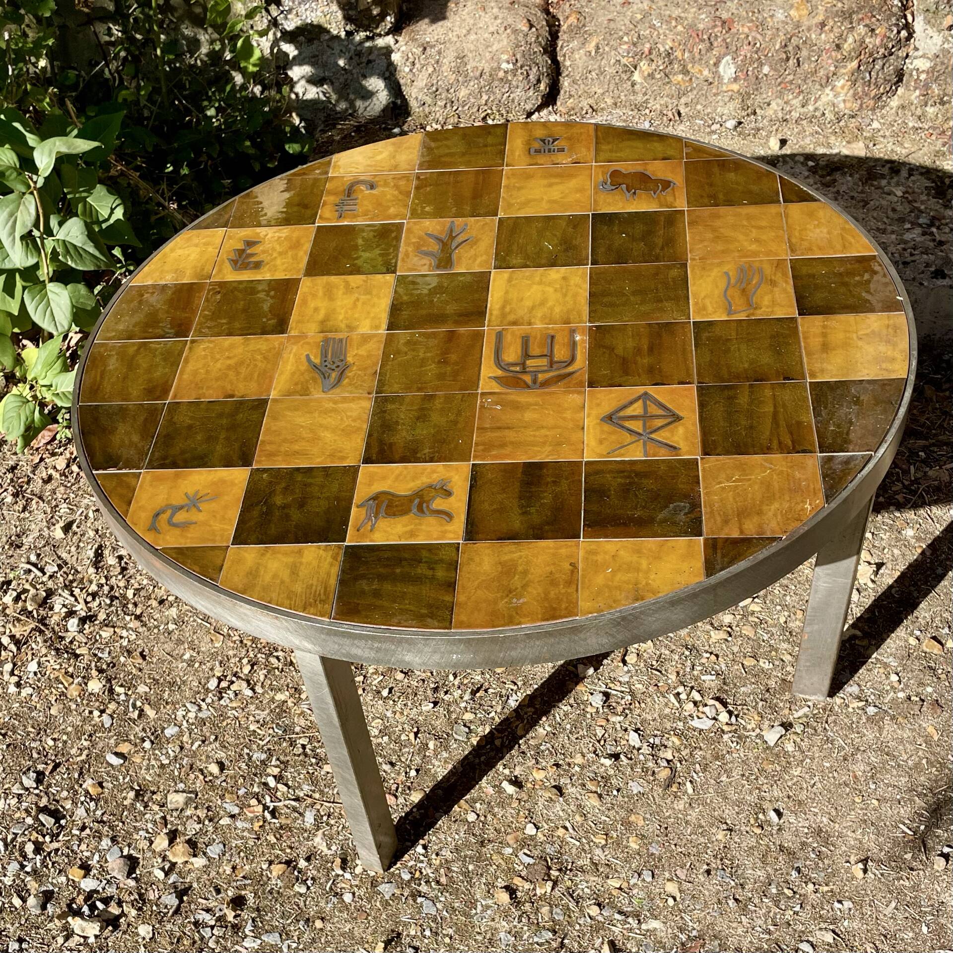 Circular coffee table