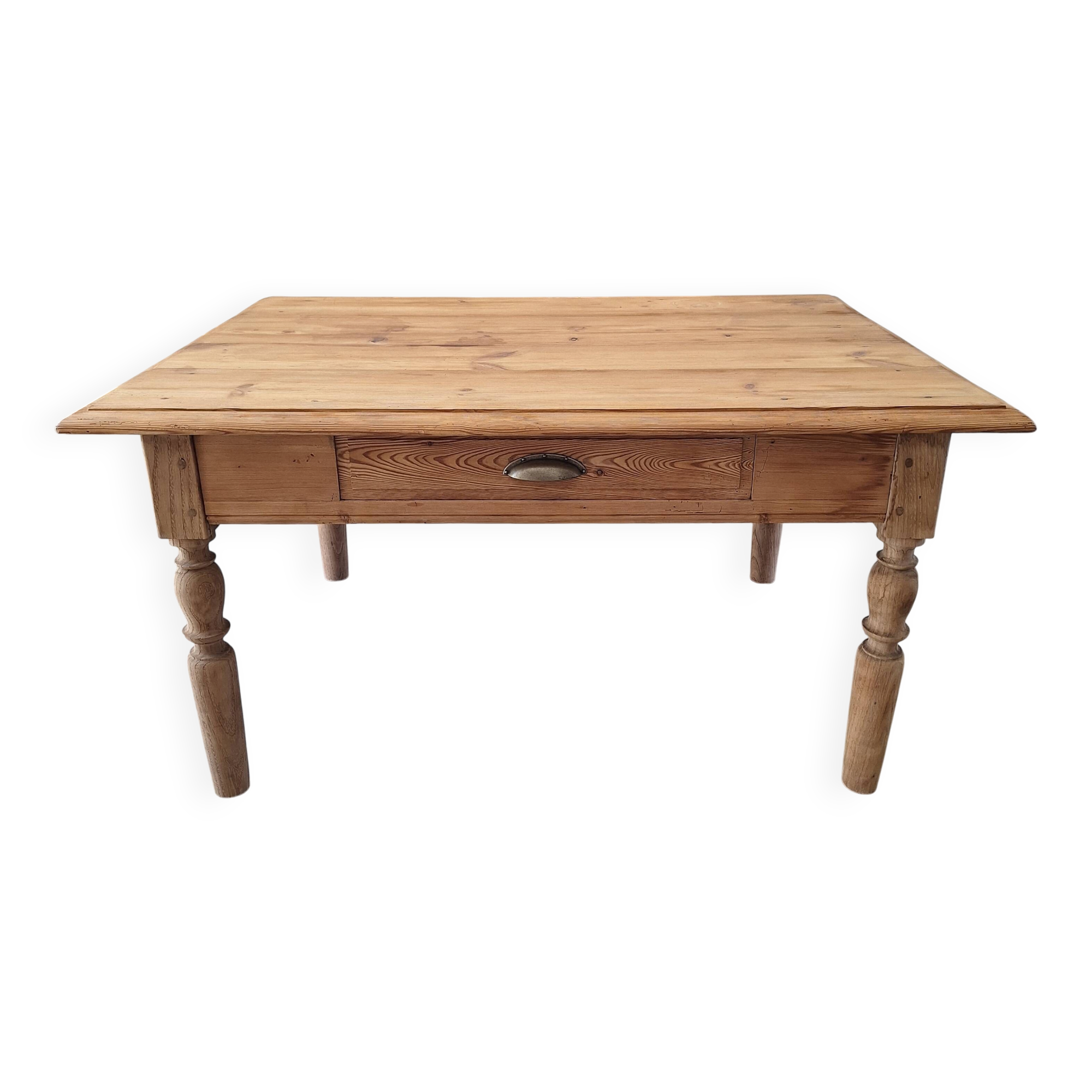 Farmhouse coffee table in solid wood, country style.