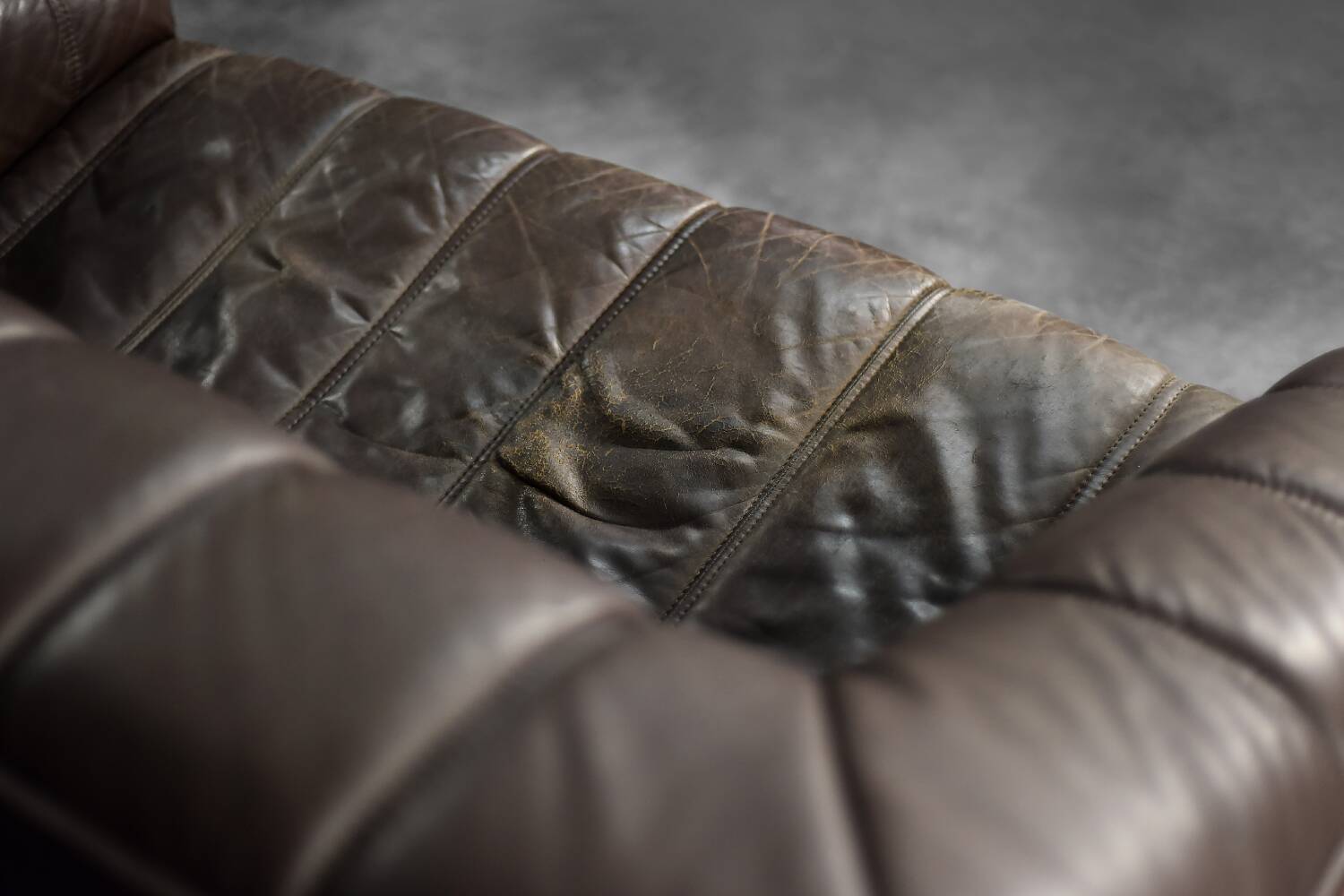 Vintage 2-seater brown leather canapé in modern Danish mid-century style from the 1970s.