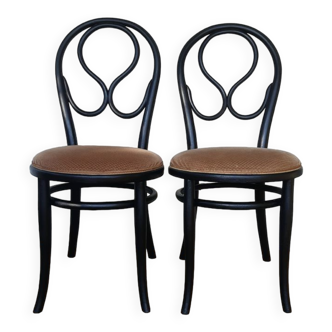 Chaises vintage Thonet noires avec assises en velours.
