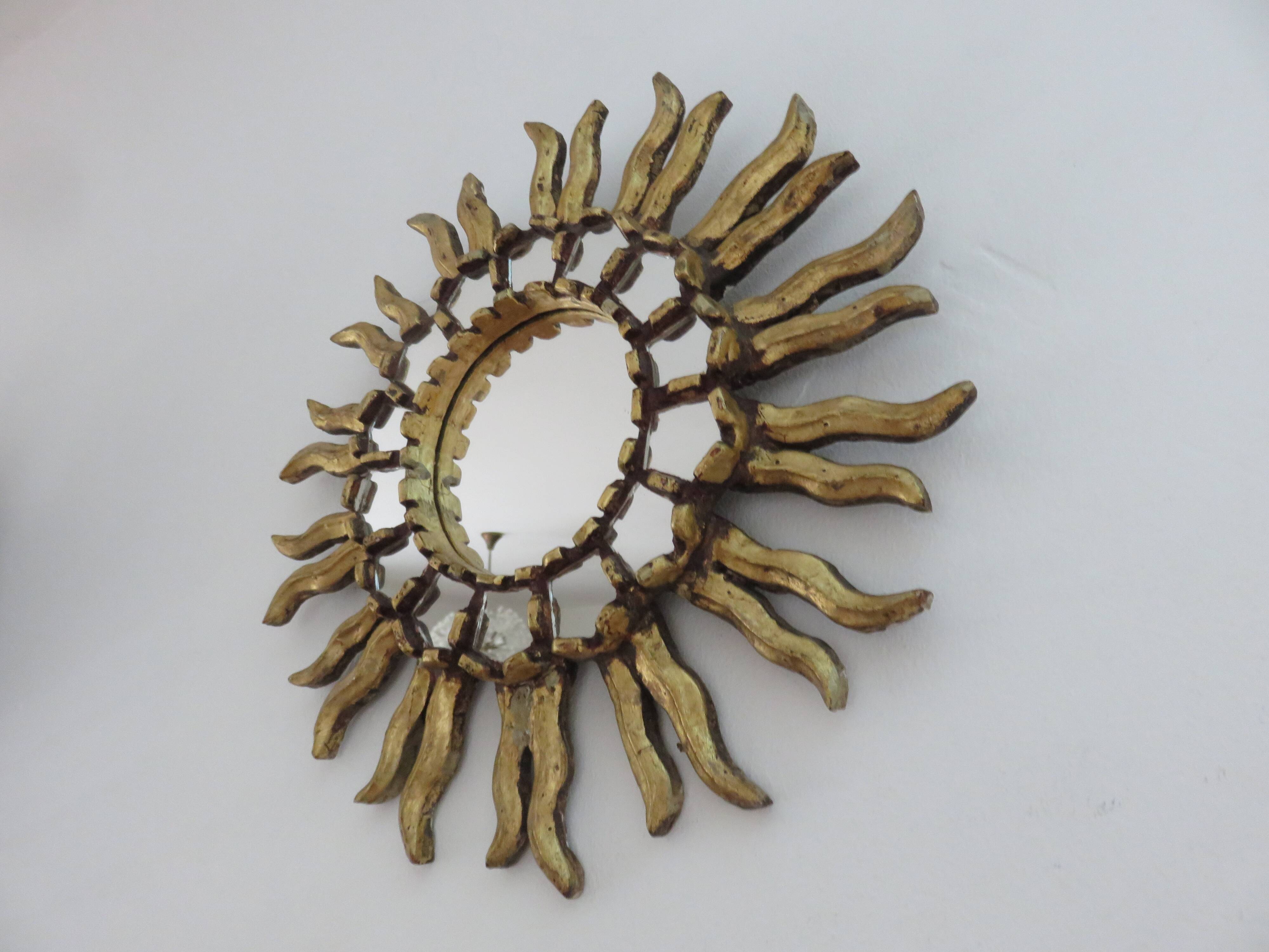 Miroir soleil en bois doré avec incrustations début XXème