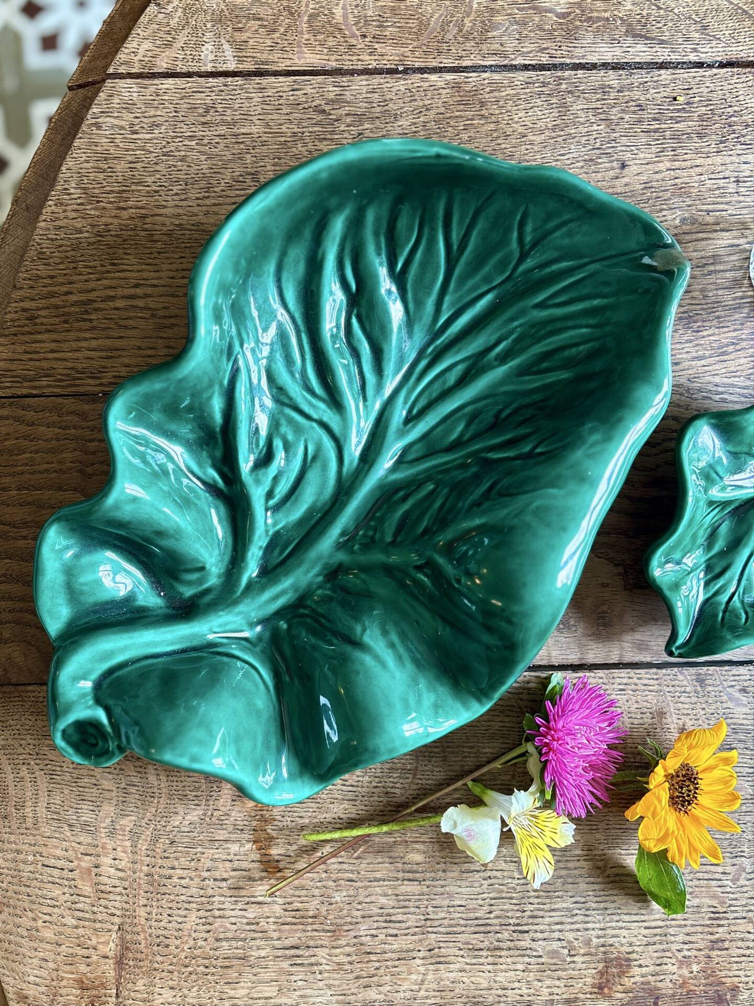 Set of 2 vintage leaf-shaped dishes in majolica.