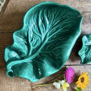 Set of 2 vintage leaf-shaped dishes in majolica.