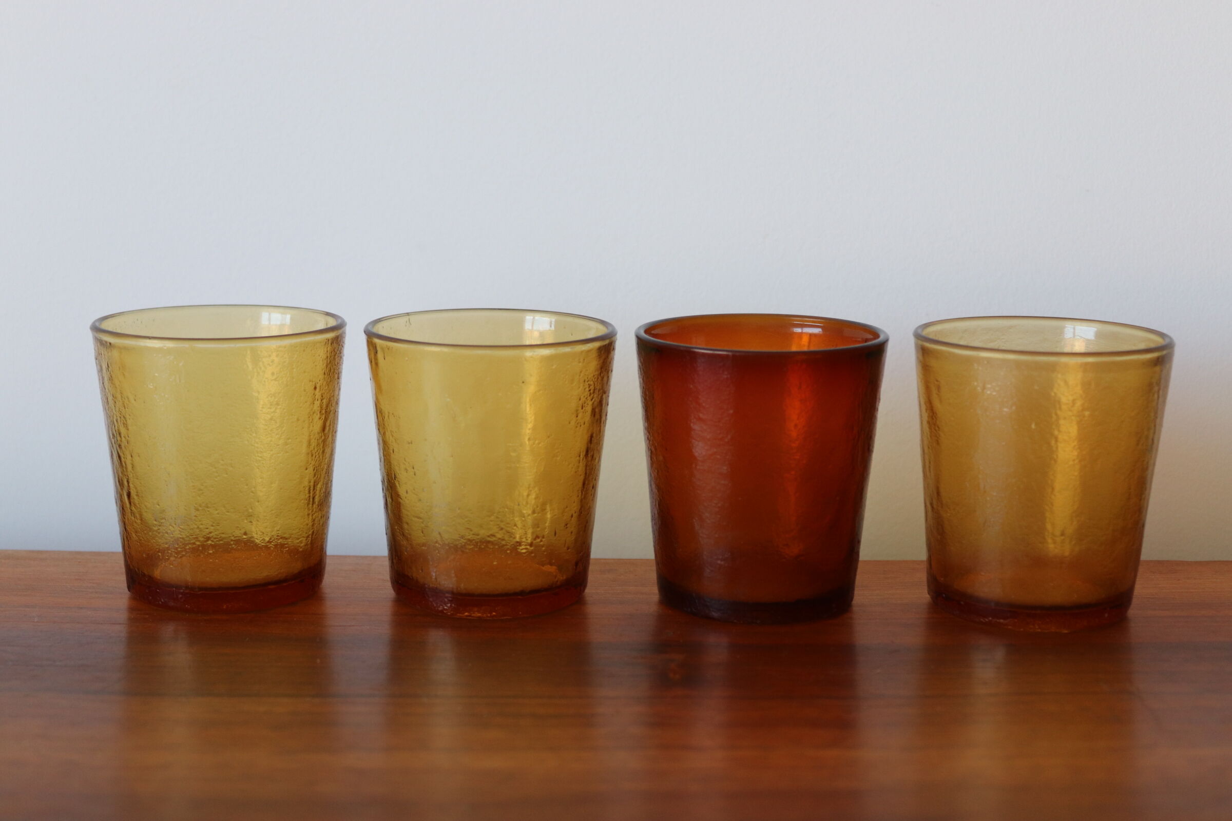 4 verres à eau ambrés