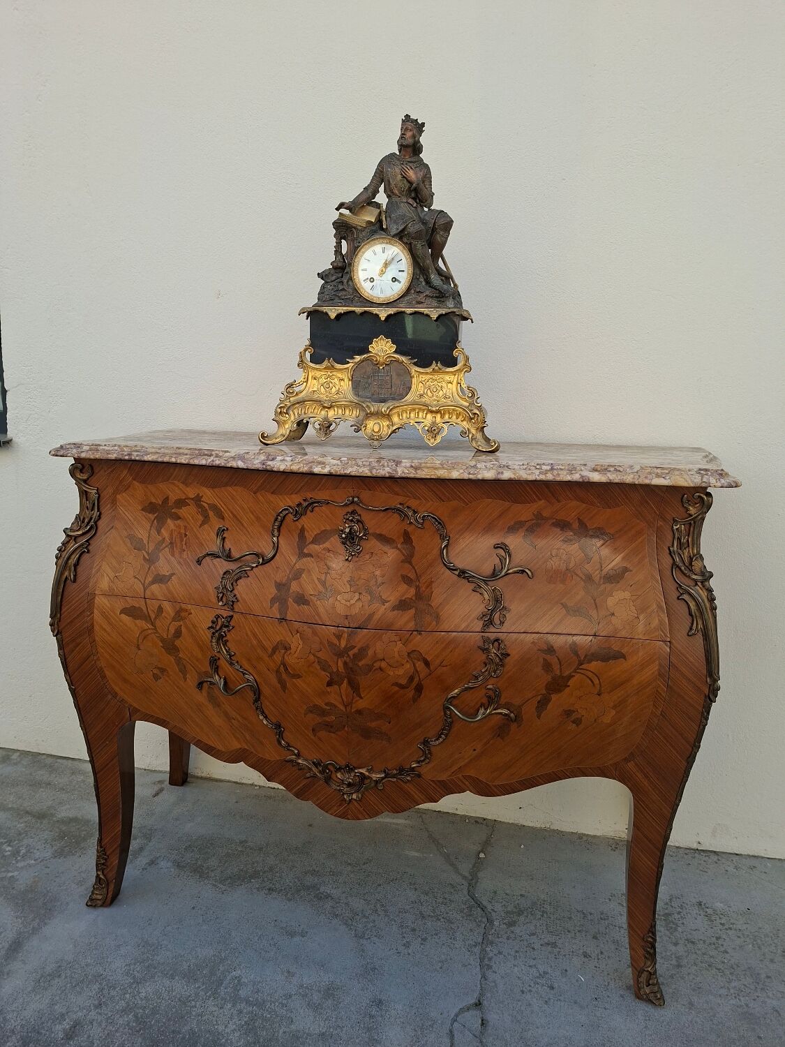 Commode style Louis XV en marqueterie et bois de rose