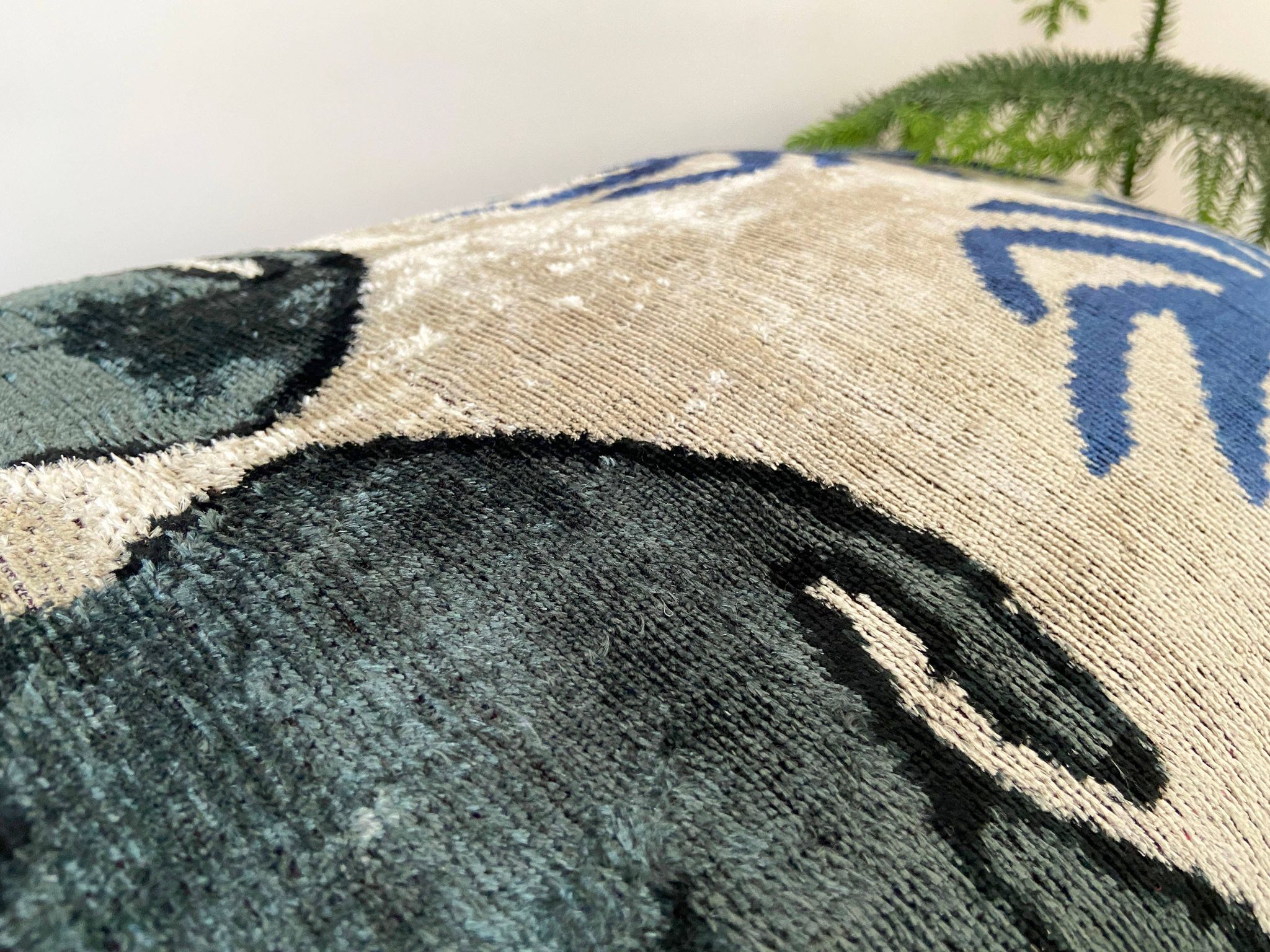 Coussin Ikat en velours éléphants persans