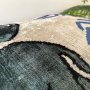 Coussin Ikat en velours éléphants persans