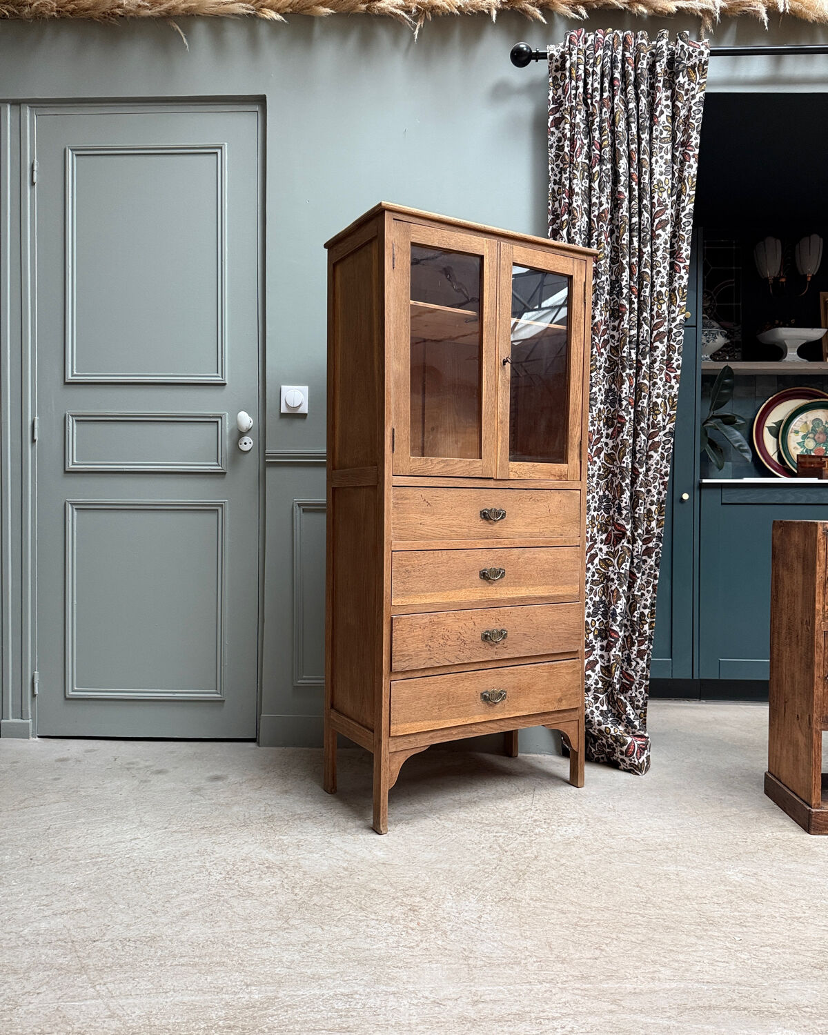 Parisian display cabinet in oak (renovated)