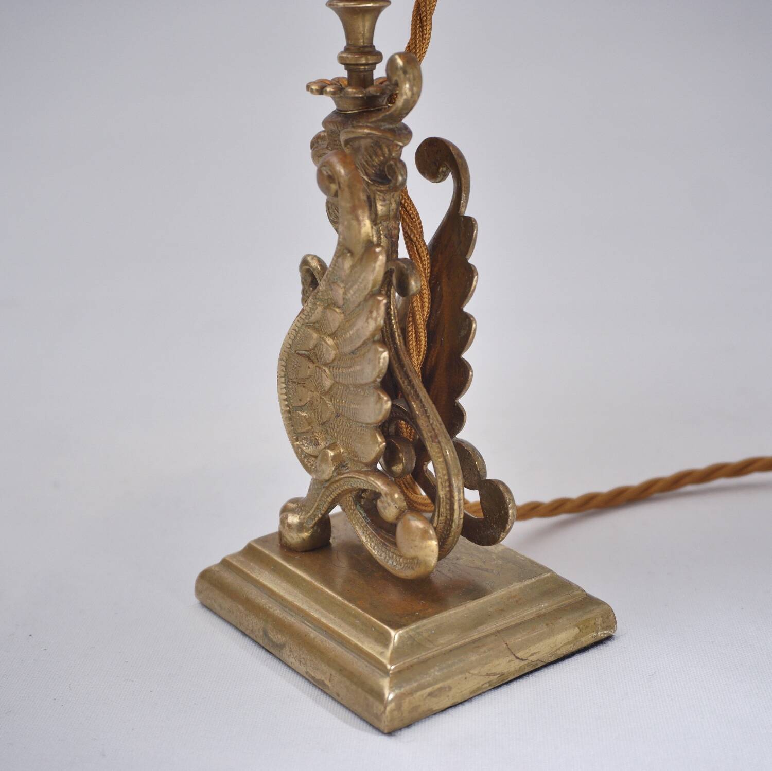 Paire de lampes chandeliers griffons de style néogothique, Angleterre années 1880