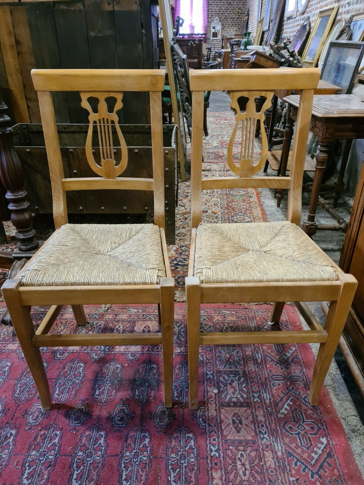 Lyre-shaped mulched chairs