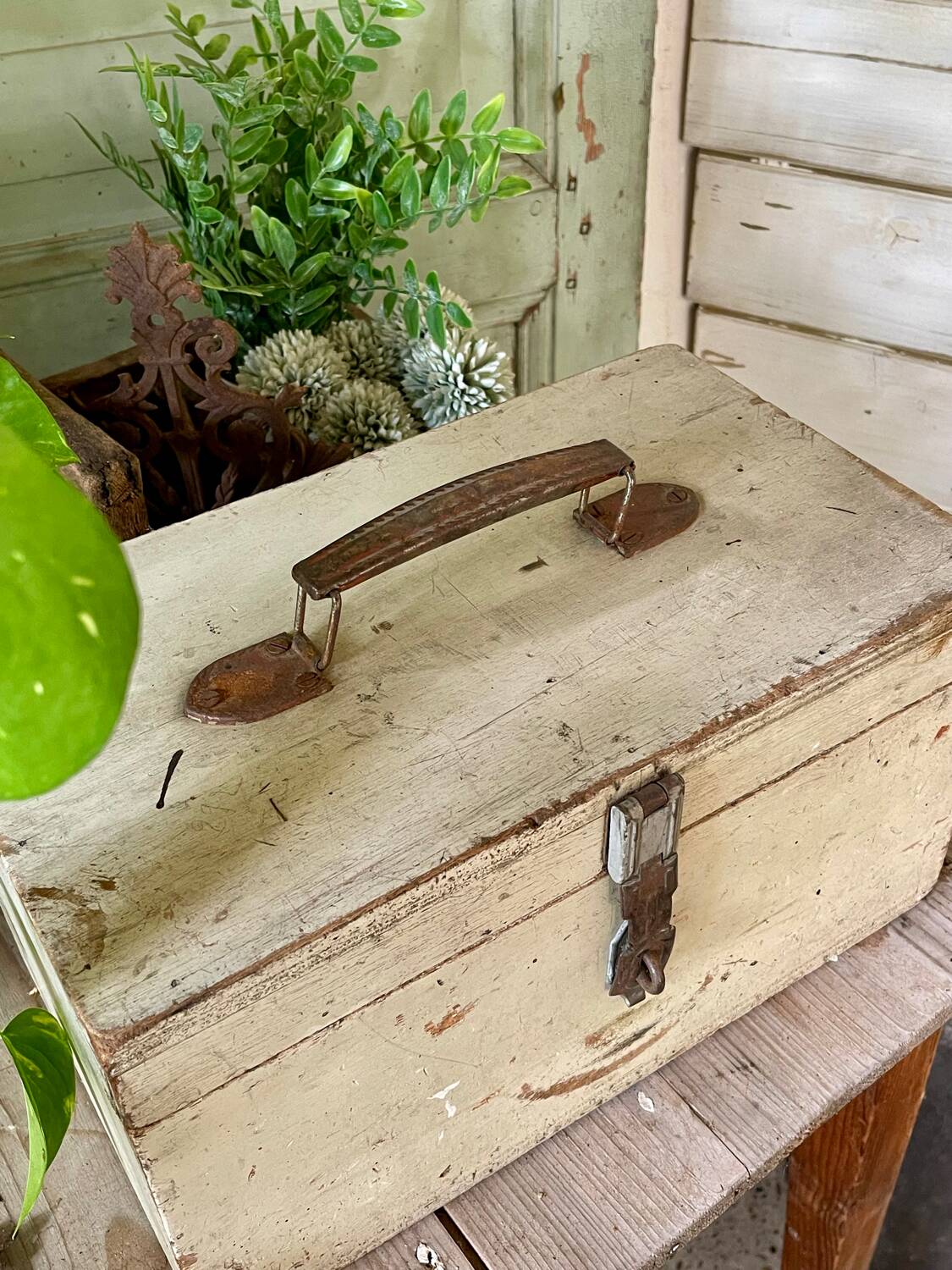 Beige workshop chest