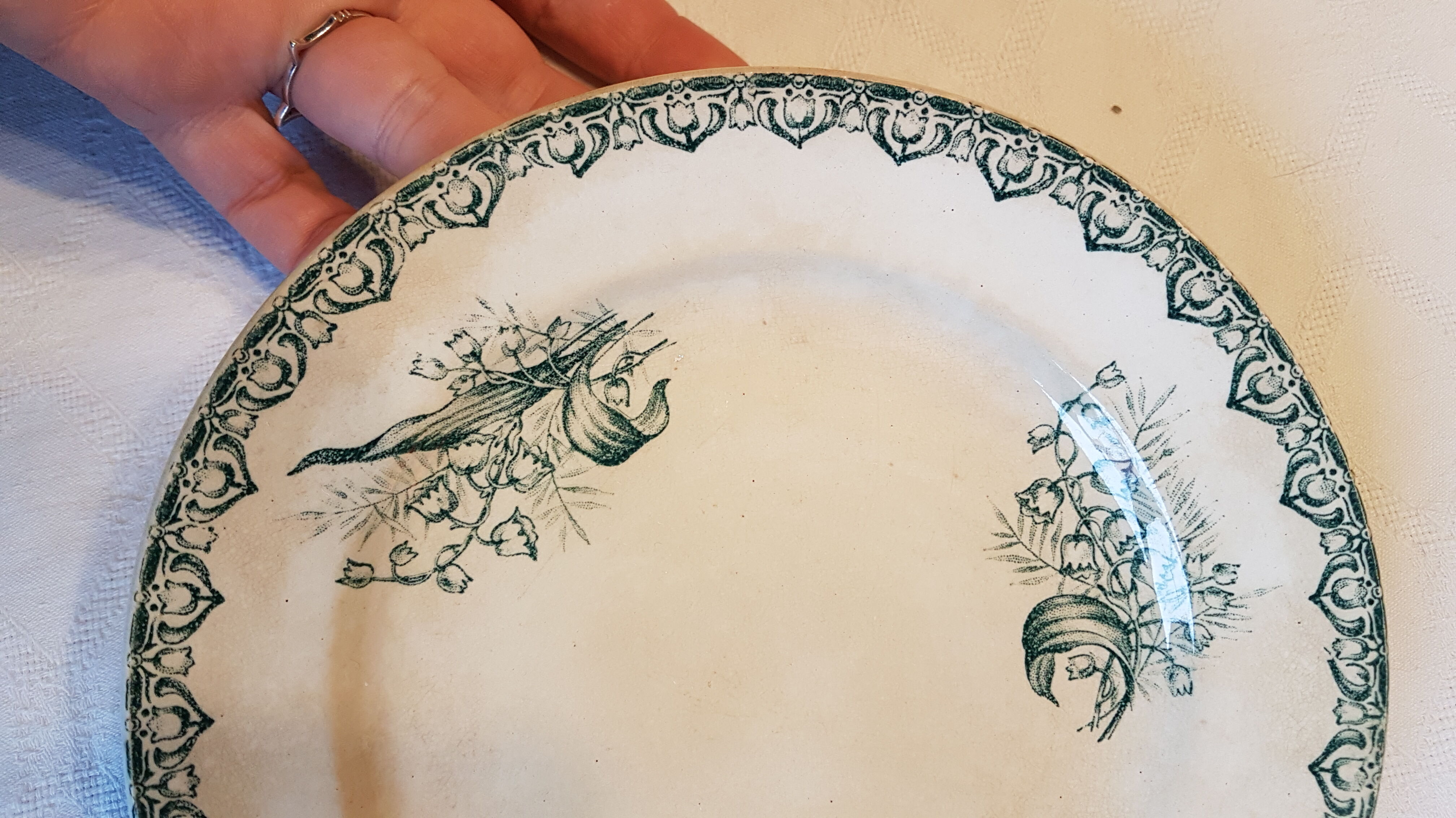 Assiette en faïence de  St Amand