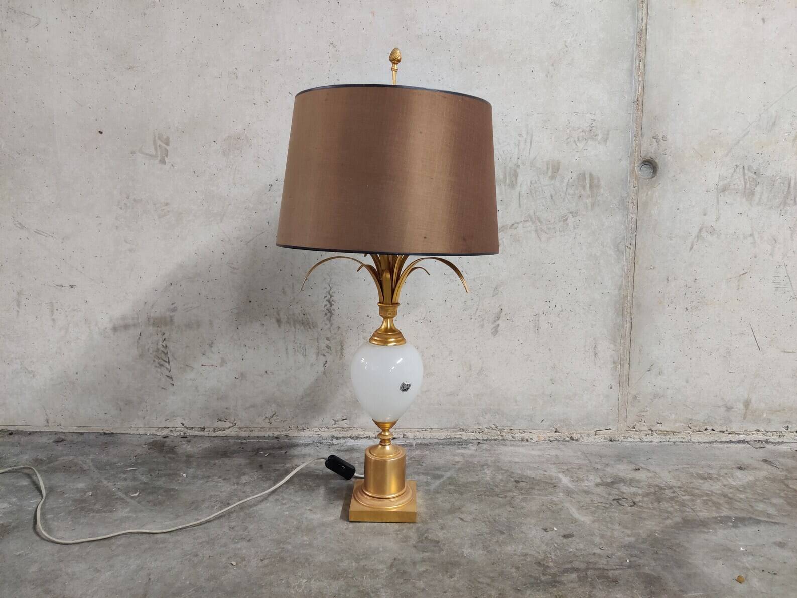 Lampe de table en laiton et opaline en forme de feuille d'ananas, années 1960