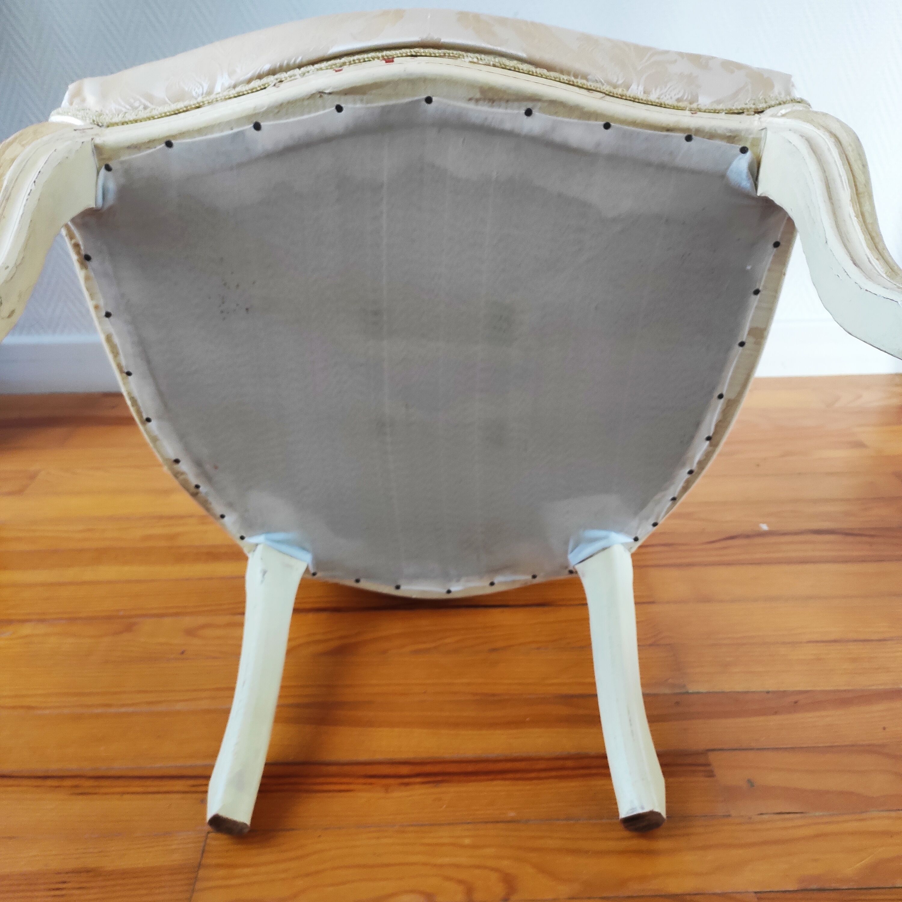 Fauteuil ancien bergère style Louis XV patiné
