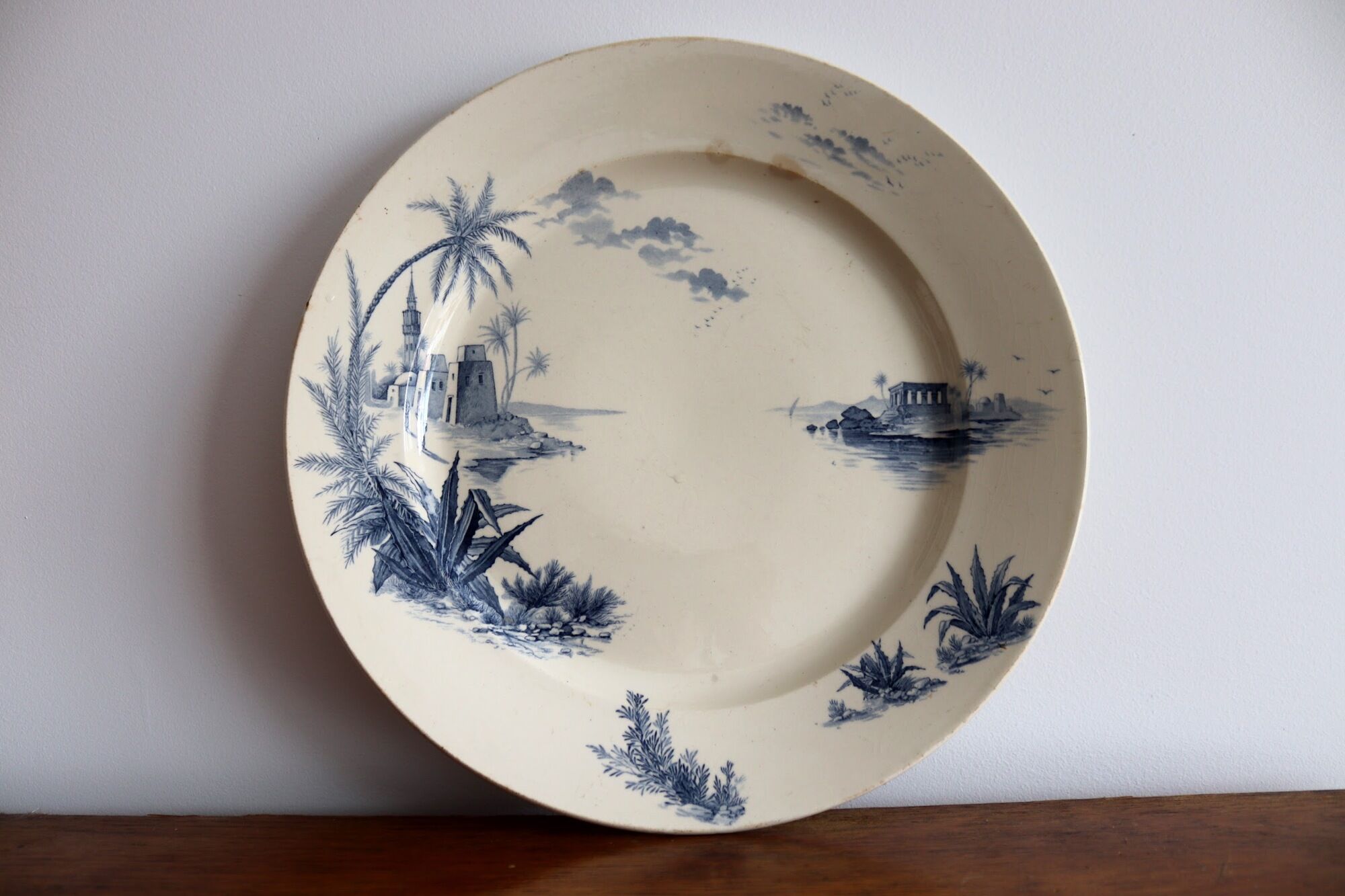 Plat en terre de fer «  vues d’Orient » faïence de Gien