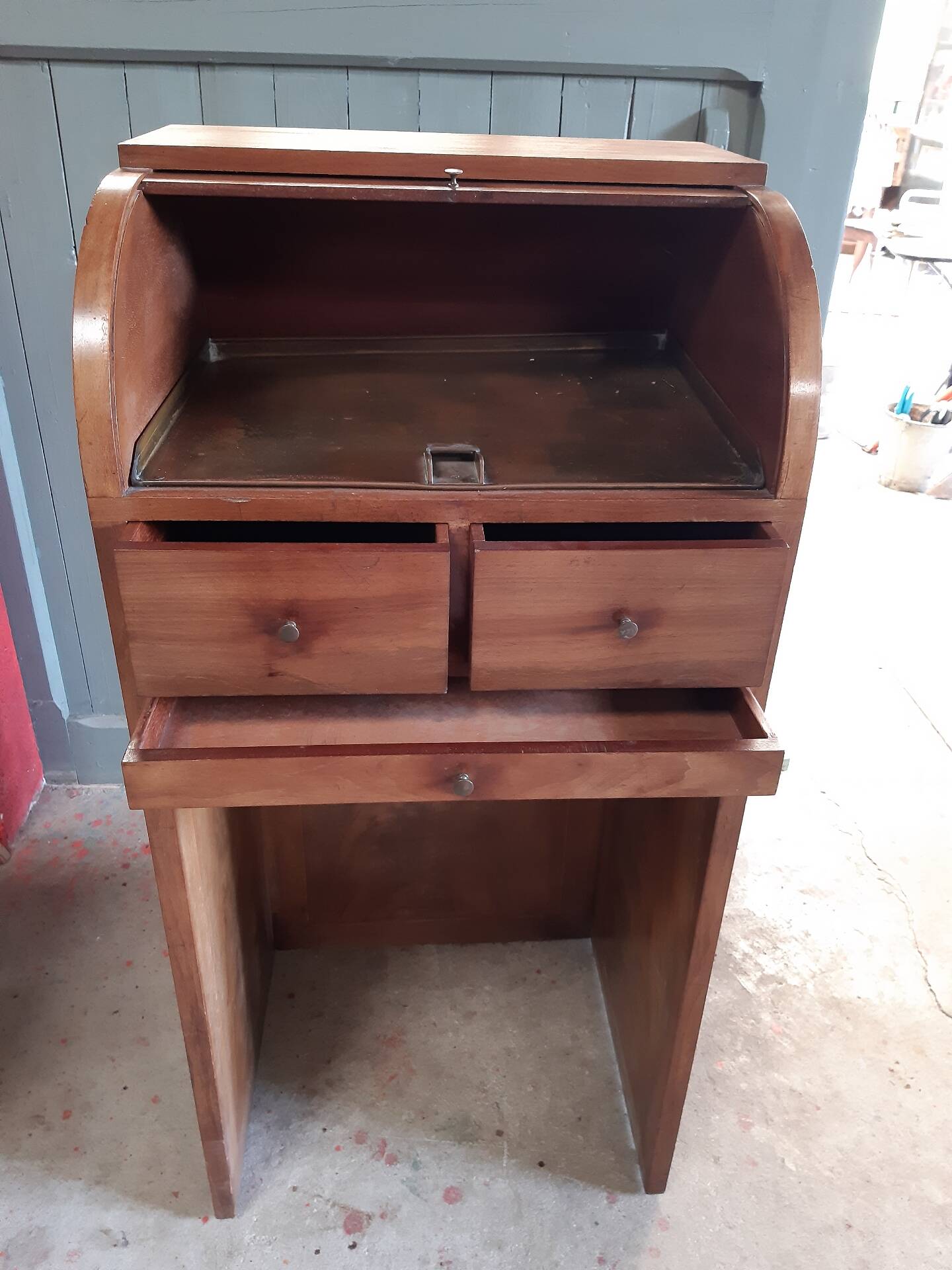 Meuble de métier à rouleau.