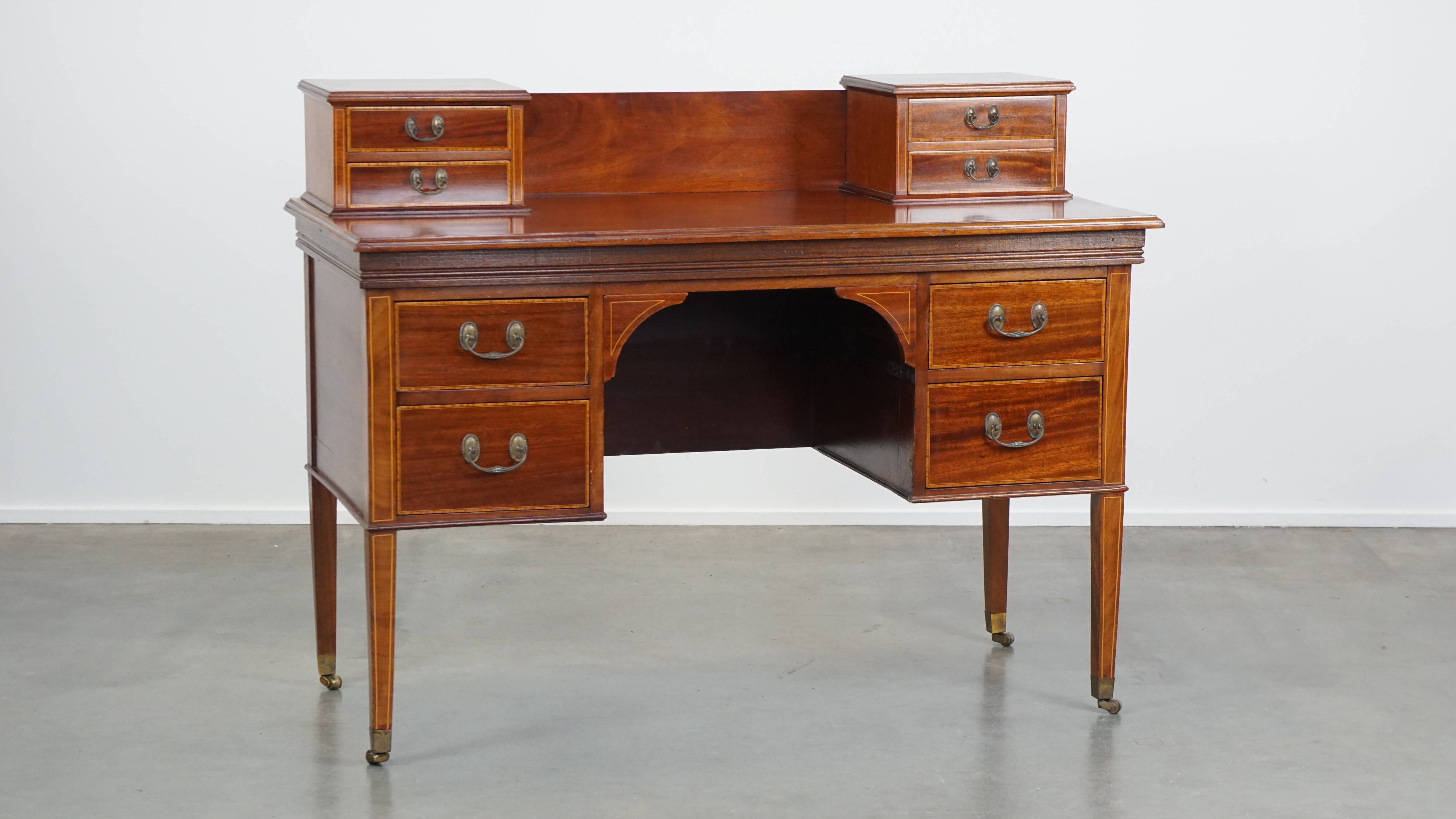Bureau anglais de style Empire avec marqueterie de bois, XIXe siècle