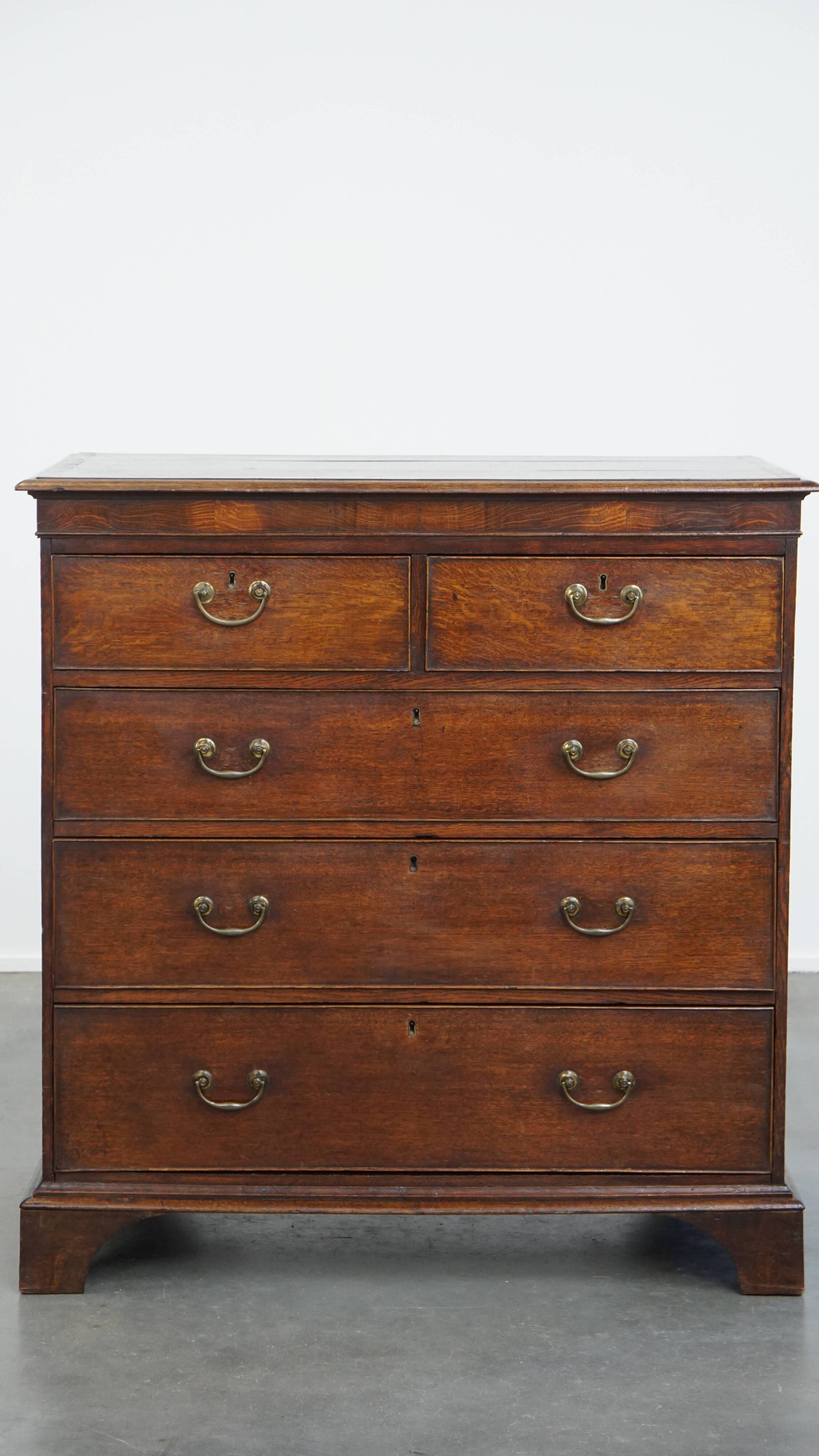 English antique oak chest of drawers with 5 drawers from the 18th century