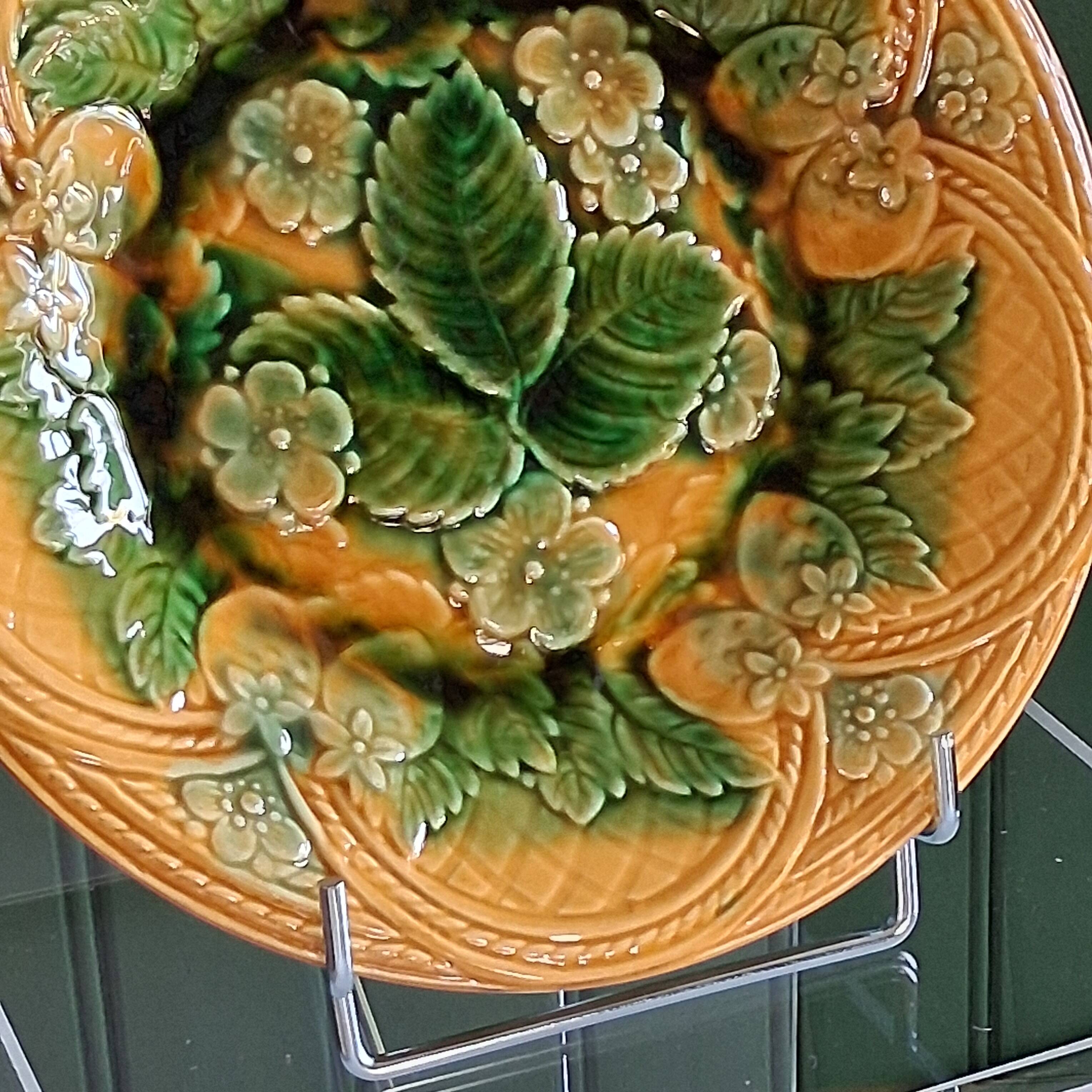 Dish / Plate in earthenware in very good condition