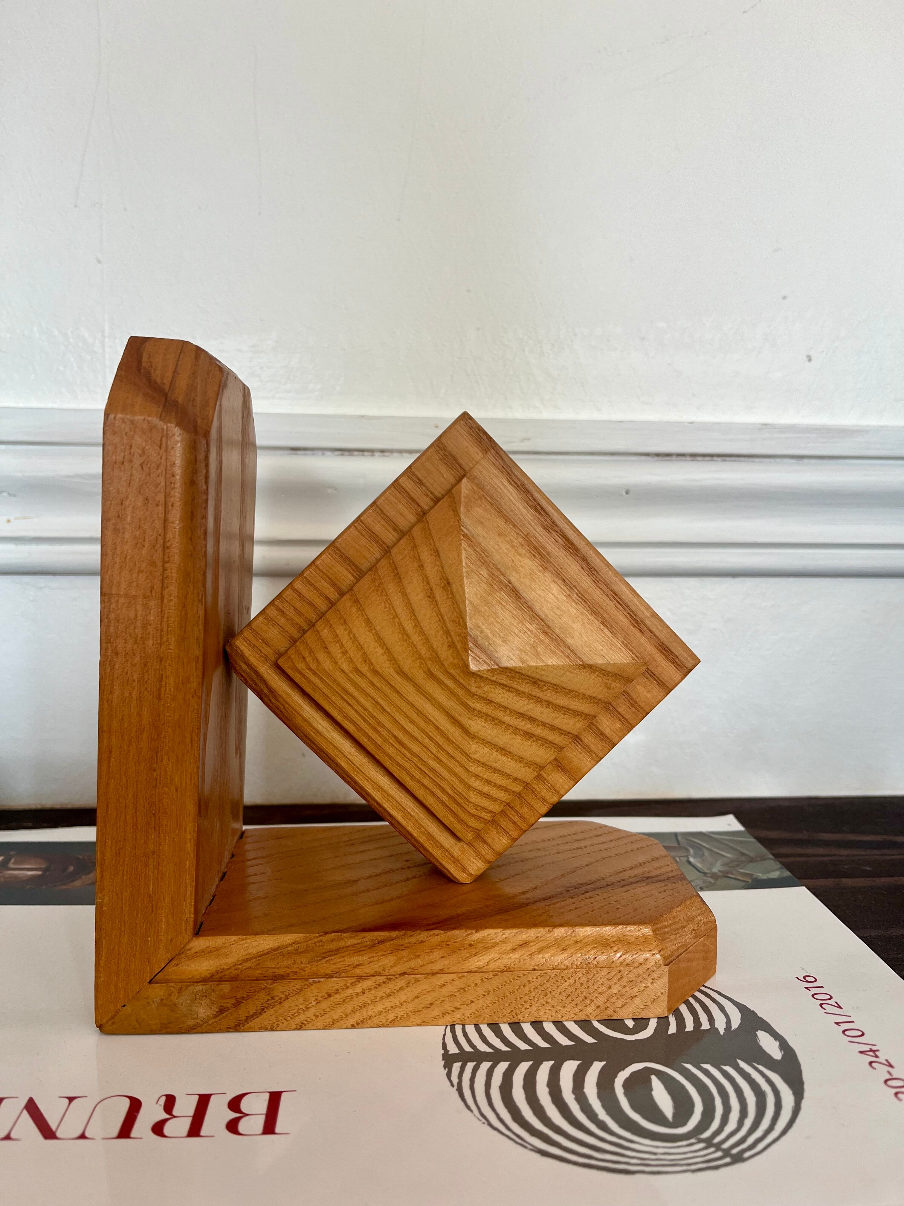 Serre-livres en bois brutaliste