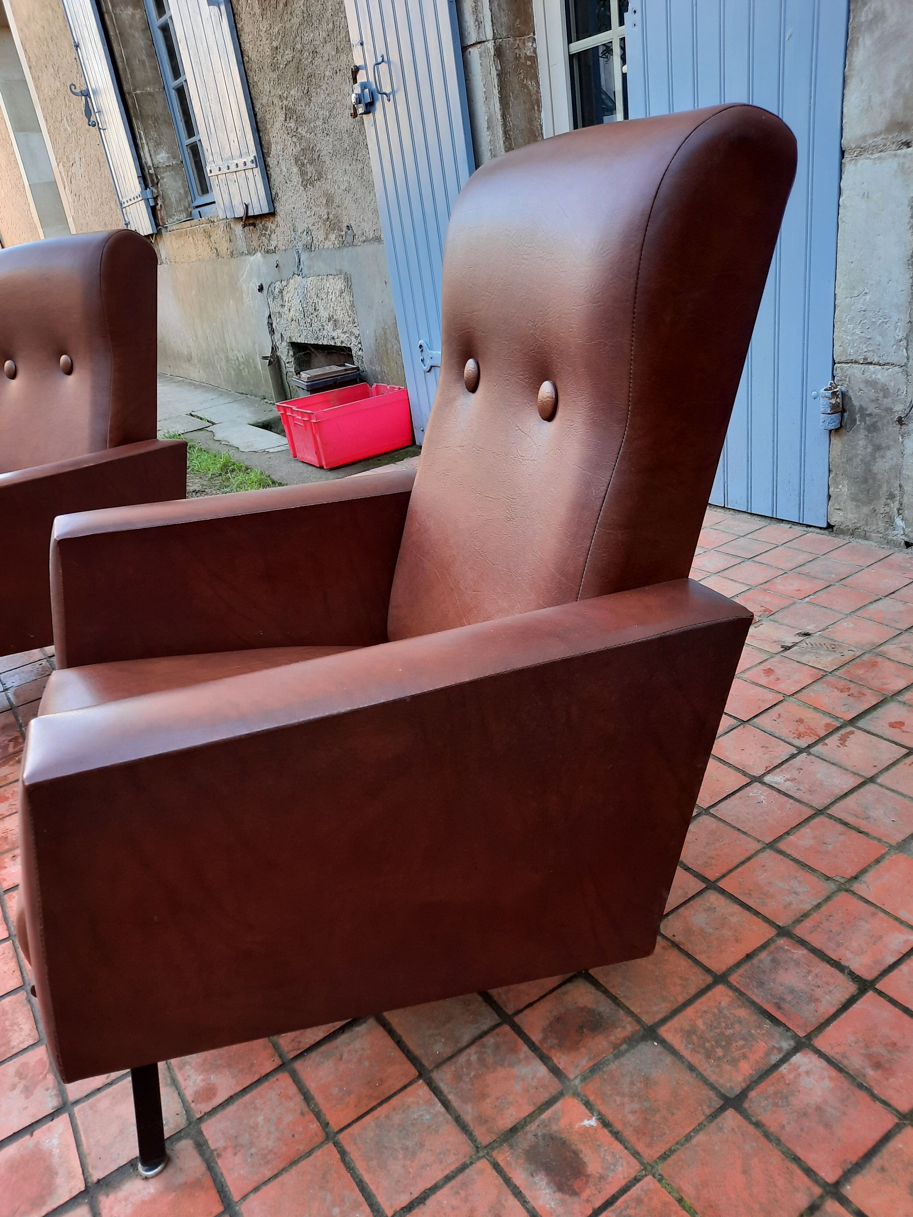 Paire de fauteuils en skaï année 50