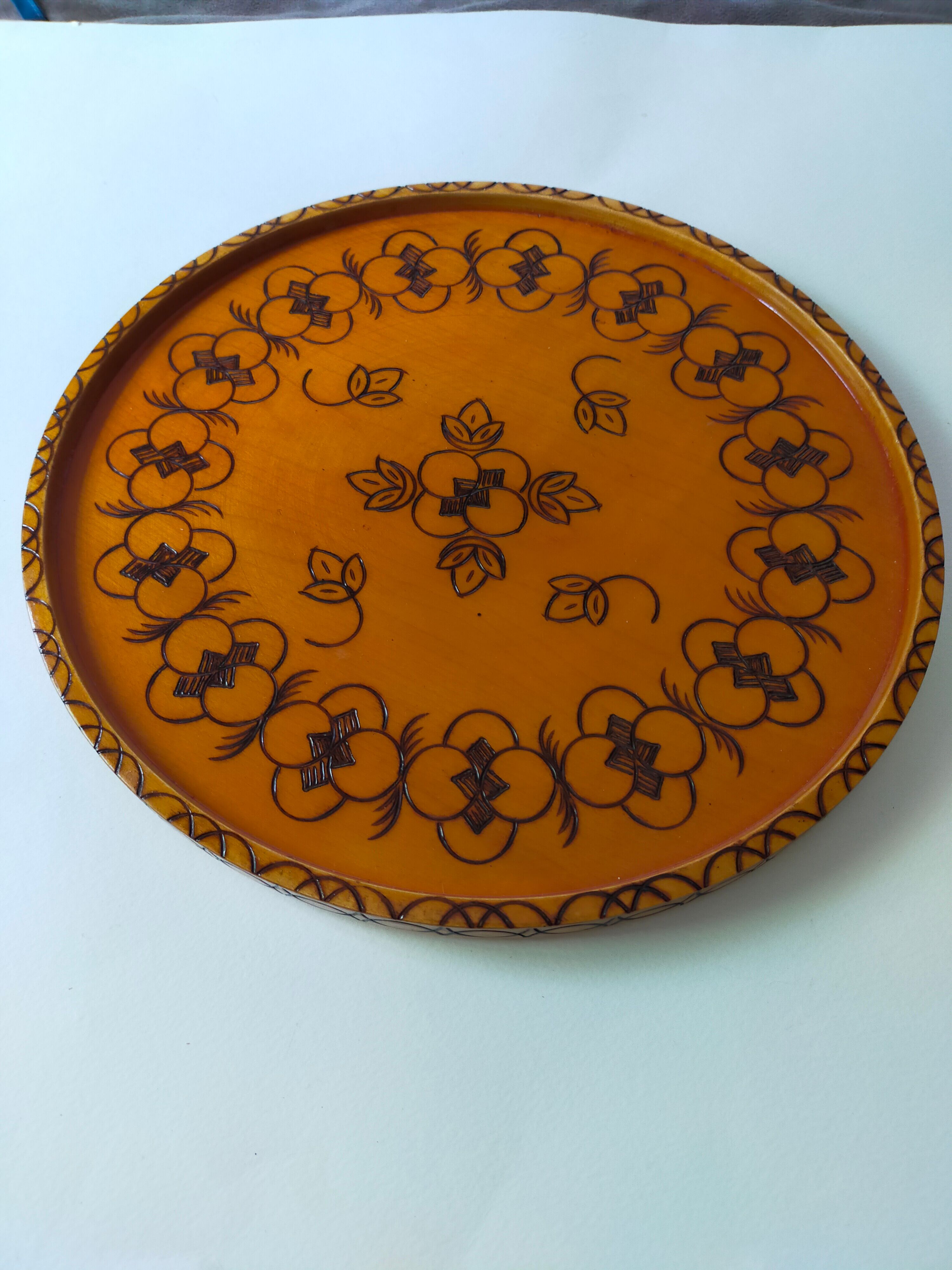 Round top in carved wood and vintage varnish