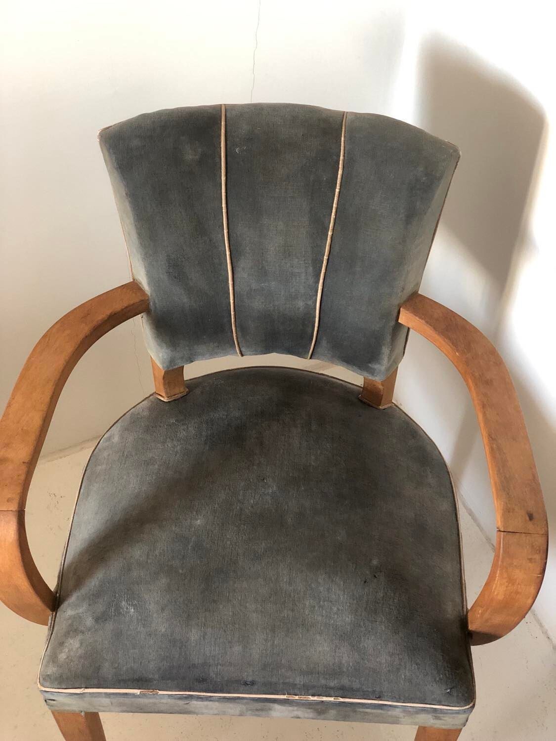 Armchair bridge mustache in blue gray velvet