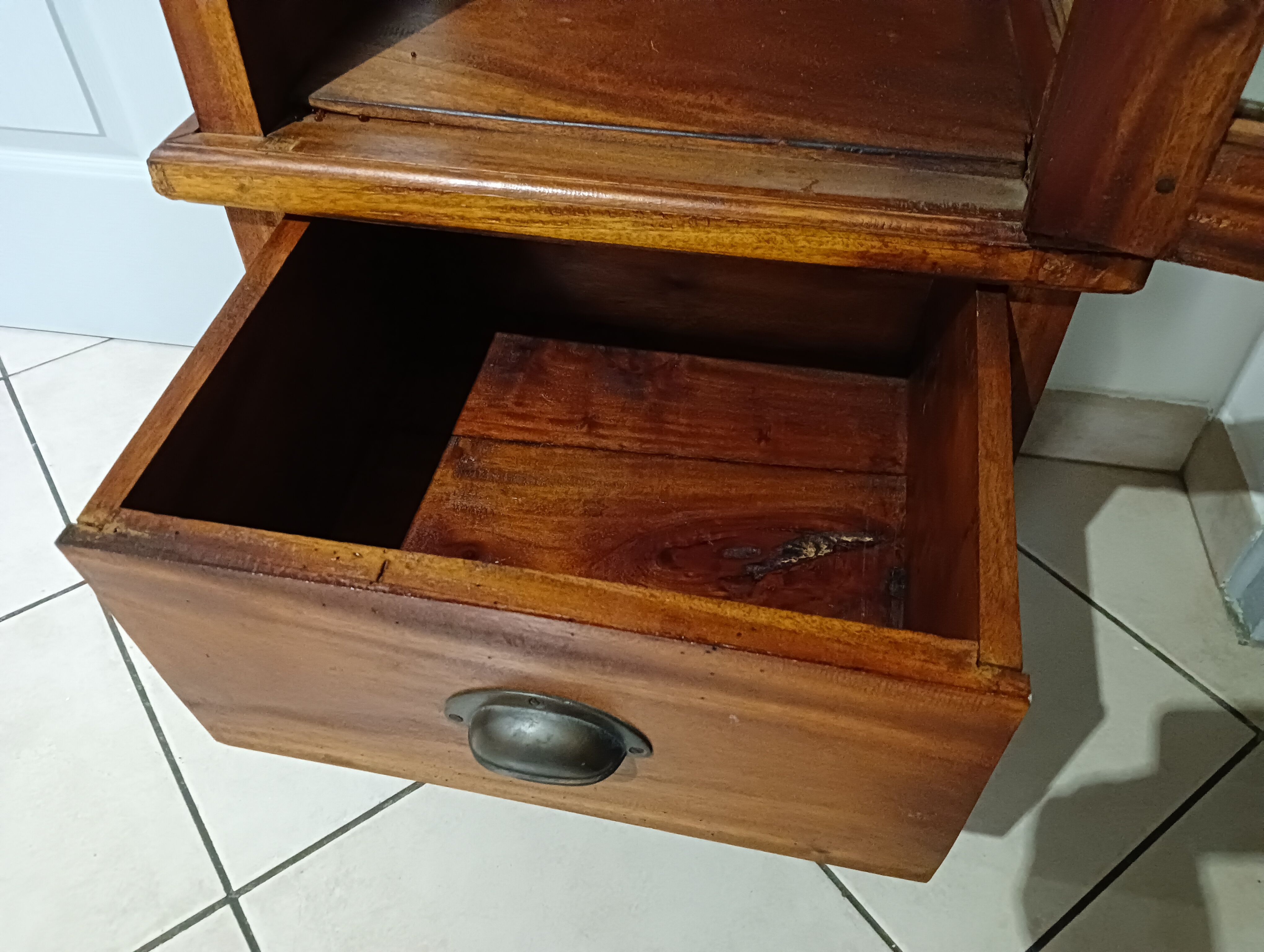 Mahogany column showcase, 1 glass door, 1 drawer, 5 wooden shelves