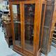 Vitrine en merisier 2 portes / 2 tiroirs